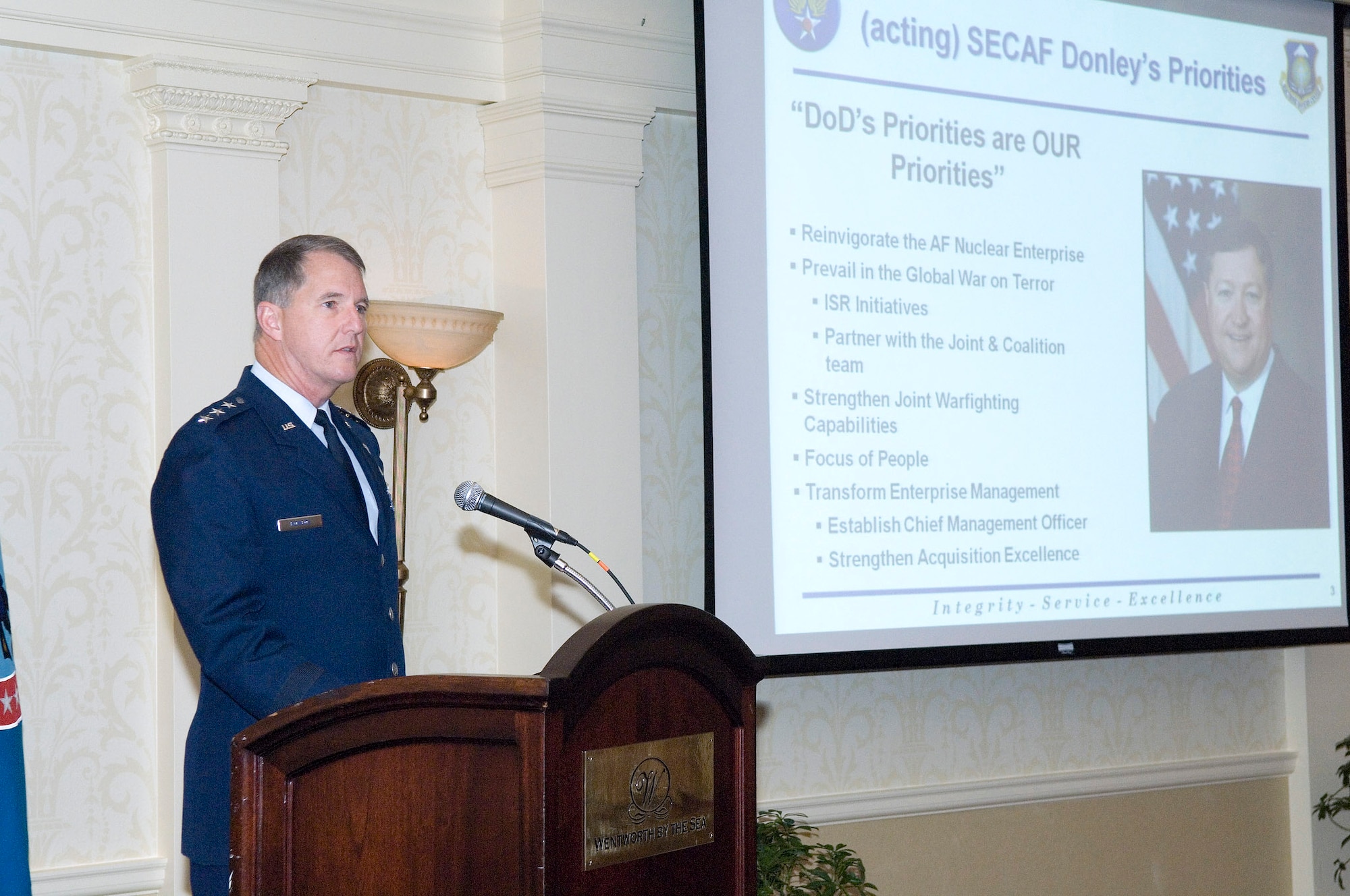 Lt. Gen. Ted F. Bowlds addresses the the audience at the 6th annual Network Centric Operations Conference Sept. 22 in New Castle, N.H. Conference participants spoke about information sharing opportunities, technologies and potential risks. General Bowlds is the commander of the Electronic Systems Center. (U.S. Air Force photo/Rick Berry) 
