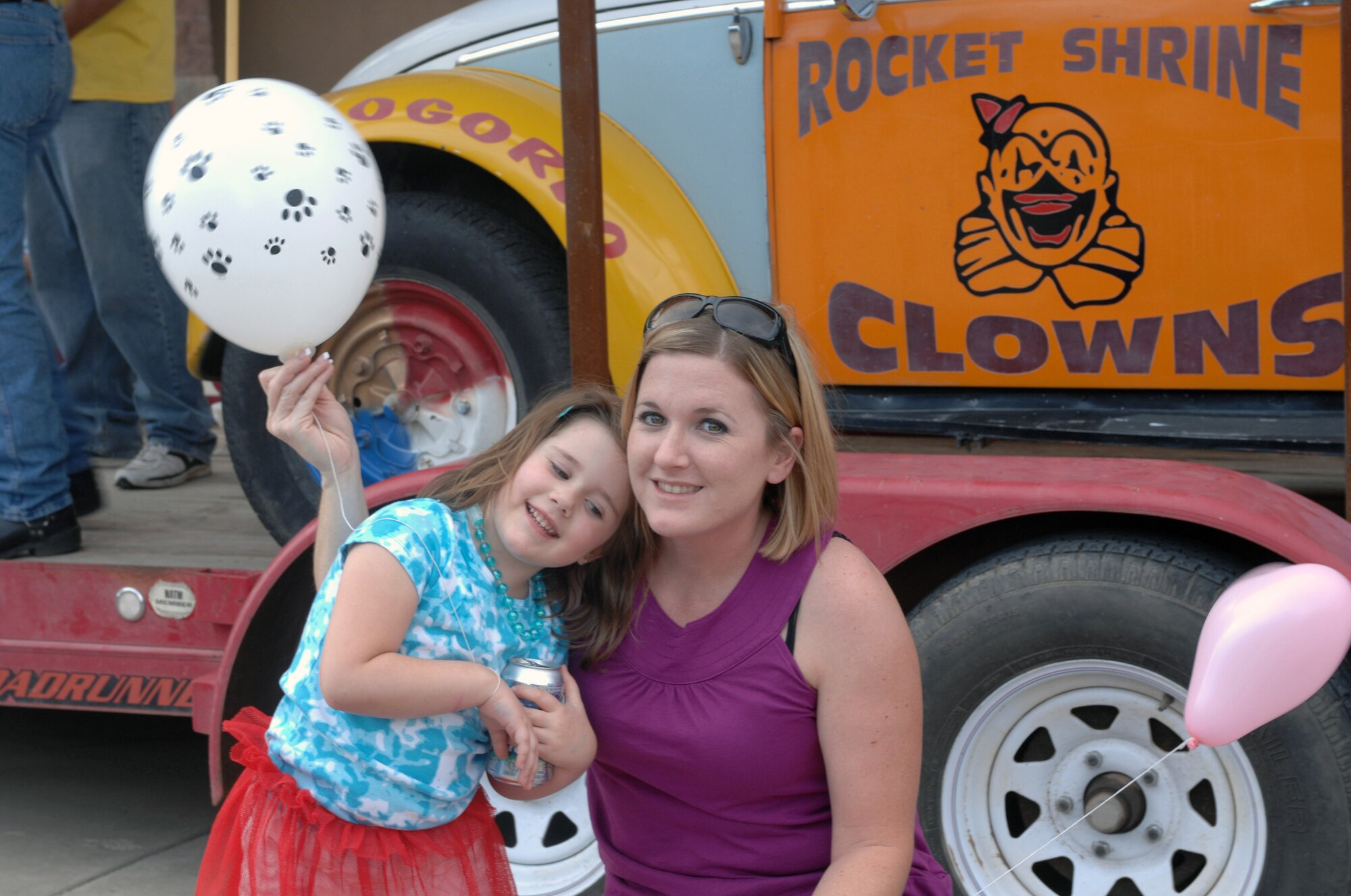 Ms. Amy Ochs, with daughter Makeigha Ochs, enjoy their evening at Thanks Team Holloman with balloons from The Rocket Shrine Club, at Holloman Air Force Base, N.M., September 19. Balloons for all ages were given out in different shapes, sizes and colors for all members of Holloman. (U.S. Air Force photo/Airman 1st Class Veronica Salgado)