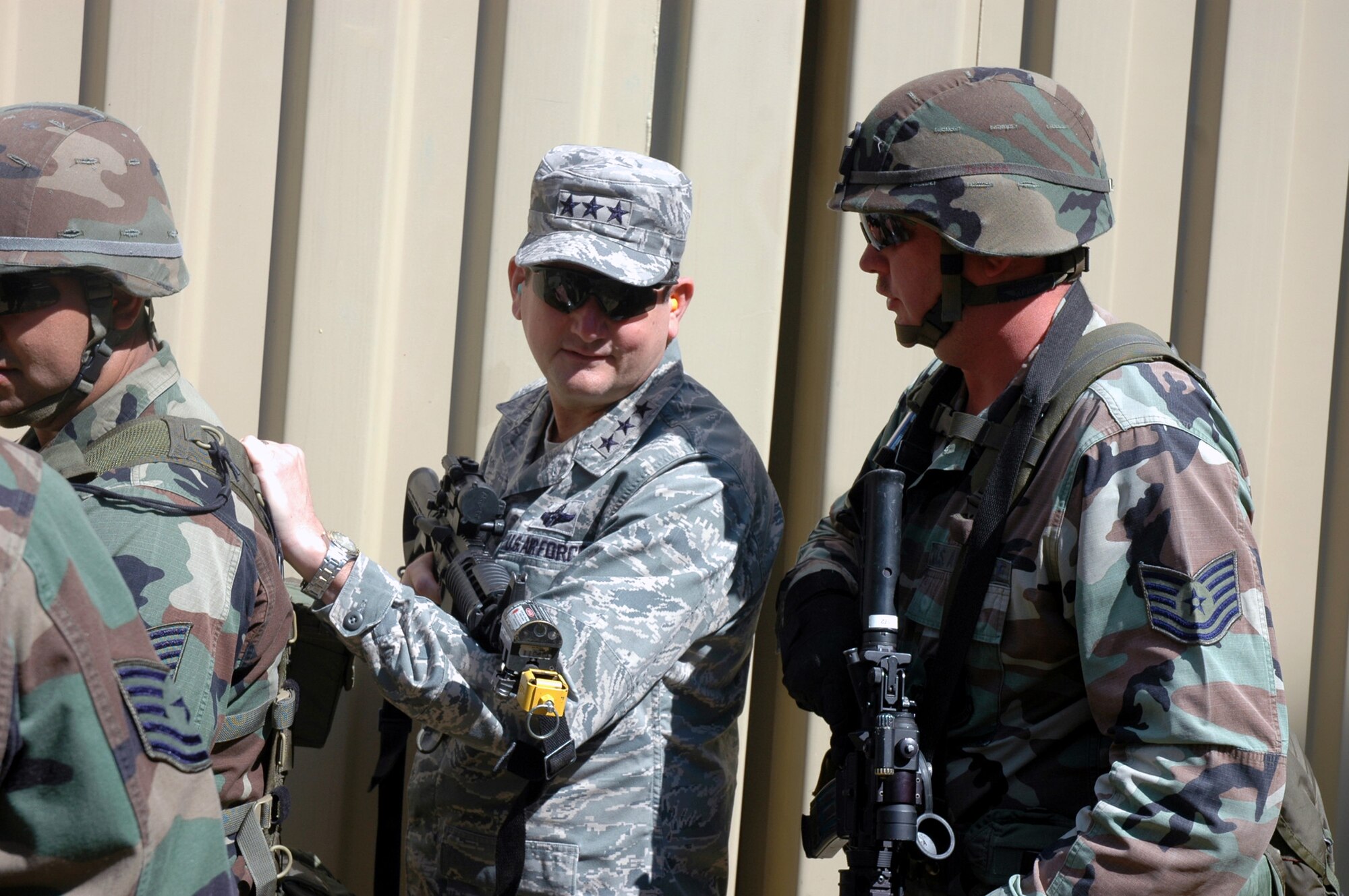 Lt. Gen. Vern "Rusty" Findley, Air Mobility Command vice commander, prepares to be a part of a team for a military operations in urban terrain drill during a tour of Air Force Exercise Eagle Flag 08-6 Sept. 23, 2008, at Naval Air Engineering Station Lakehurst, N.J.  General Findley visited McGuire Air Force Base, N.J., and the U.S. Air Force Expeditionary Center on Fort Dix, N.J., to learn more about expeditionary training and operations in both areas.  (U.S. Air Force Photo/Tech. Sgt. Scott T. Sturkol)