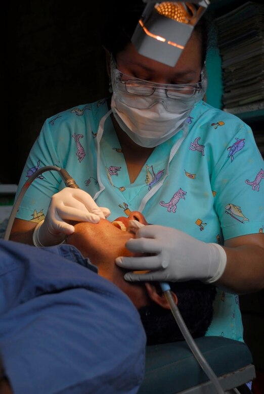 A dentist with the Costa Rican health department helps a patient in La Pena during a medical readiness exercise with Joint Task Force-Bravo Sept. 25. During the three-day MEDRETE U.S. servicemembers partnered with Costa Rican medical teams to provide care to more than 2,000 patients. (U.S. Air Force photo by Staff Sgt. Joel Mease)