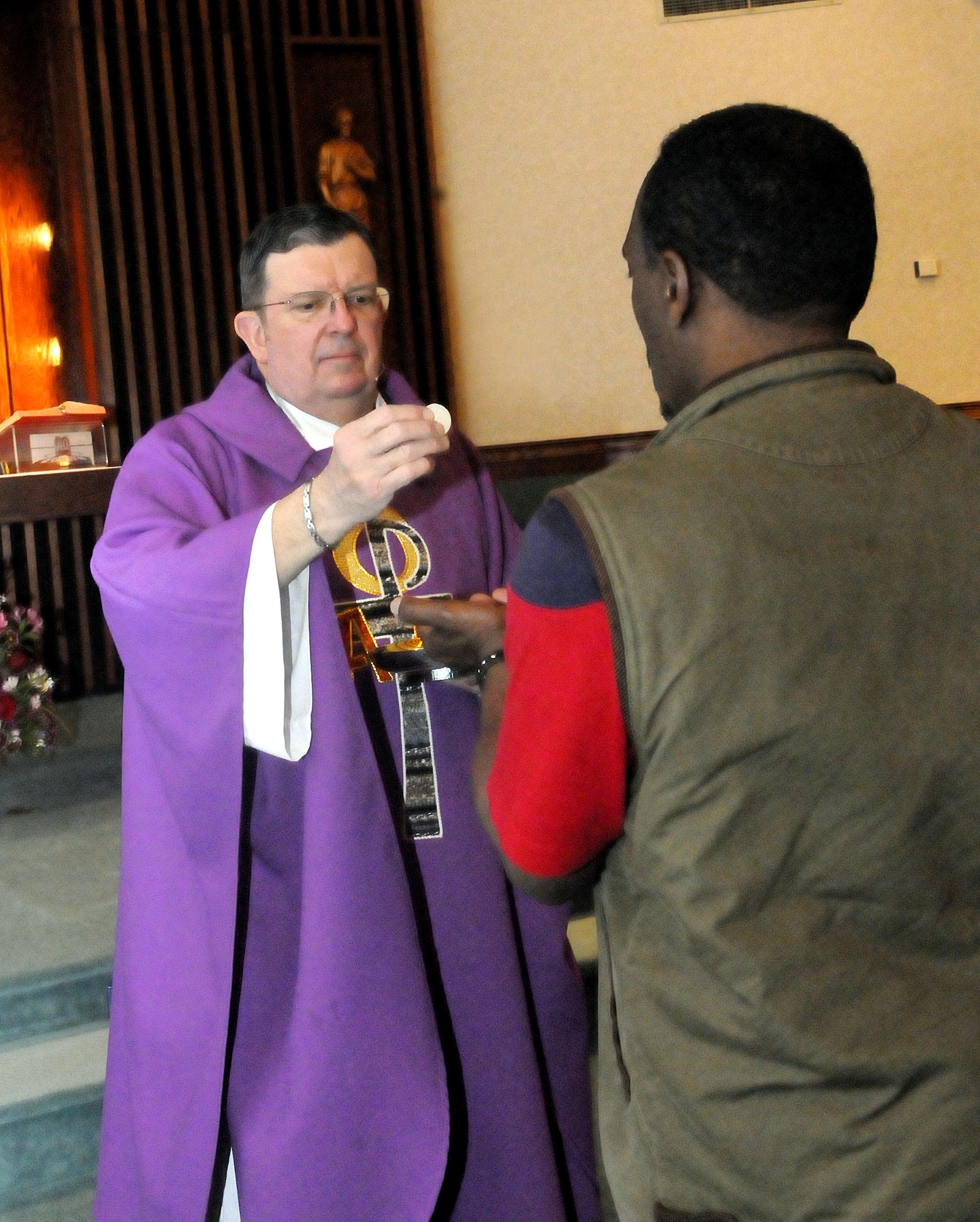 Chaplain (Lt. Col.) Thomas Fey, Robins Chapel Catholic chaplain leads communion at mass April 1. U. S. Air Force photo by Sue Sapp