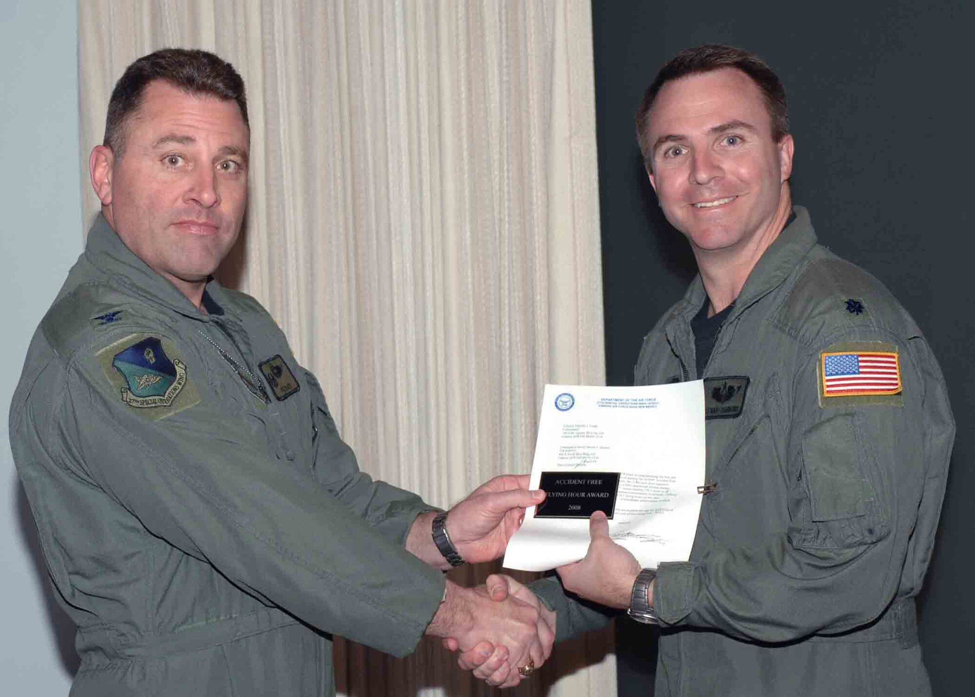 CANNON AIR FORCE BASE, N.M. -- Lt. Col. Stewart Hammons, 318th Special Operations Squadron operations officer, receives the 2008 Air Force Special Operations command Accident-Free Flying Hour Award presented by Col. Timothy Leahy, 27th Special Operations Wing commander.  The 318 SOS received the award at the weekly wing staff meeting on March 31.  (U.S. Air Force Photo/ Airman 1st Class James Bell)