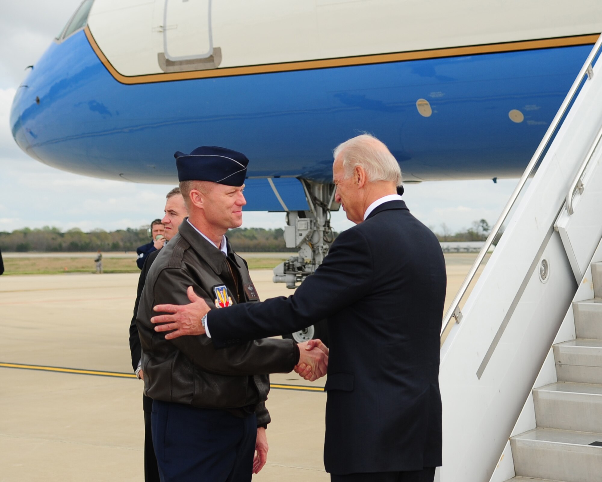 Vice President Joe Biden bids farewell to Col. Mark Kelly, 4th Fighter Wing commander, before departing from Seymour Johnson Air Force Base, N.C., April 1, 2009. The Vice President visited local communities around Seymour to explain the impact of the American Recovery and Reinvestment Act on rural America. (U.S. Air Force Photo by Airman 1st Class Rae Perry) 