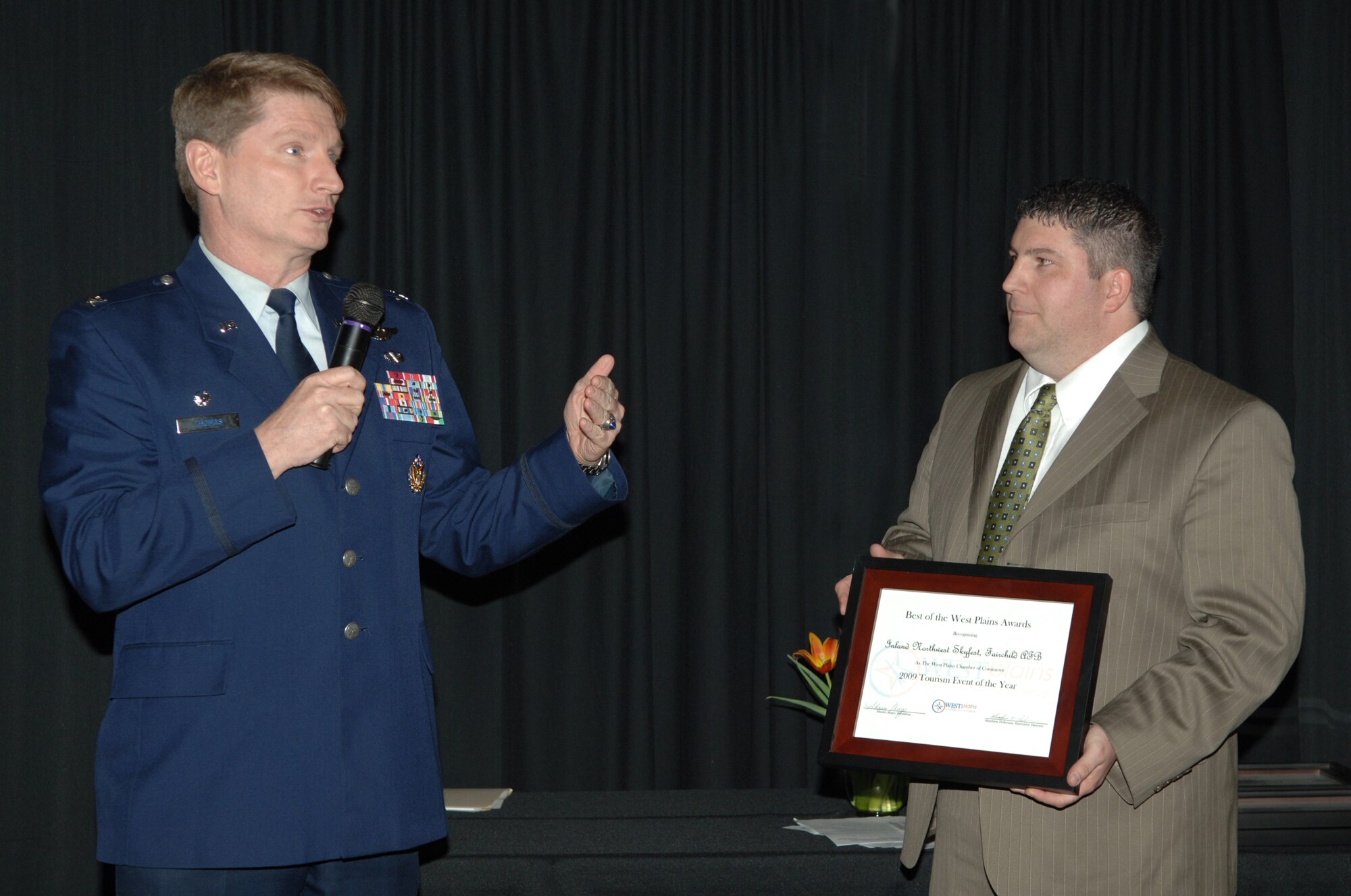 Col. Robert Thomas, 92nd Air Refueling Wing commander, thanks Matthew Pederson, Airway Heights, Wash. mayor, and the community for their support of Fairchild Air Force Base. The West Plains Chamber of Commerce held their 2009 Best of the West Plains Awards presentation April 2 at the Fairways Golf Course, Cheney, Wash. Colonel Thomas graciously accepted the Tourism Event of the Year award for Skyfest ’08. (U.S. Air Force photo / Senior Airman Jocelyn A. Ford)