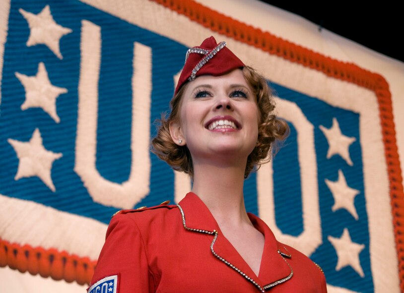 Hillary Thompson, of the USO Liberty Bells, sings a series of patriotic songs to attendees of the Woman of the Year luncheon.

Tech. Sgt. Katie White receives a Military Leadership Award at the Woman of the Year award ceremony hosted by the USO of Metropolitan New York?s 43rd Annual Luncheon at the Mandarin Oriental in New York City, N.Y. on April 8, 2009. A member from the Navy, Marine Corps, Coast Guard and Army were also chosen to represent their service.

(U.S. Air Force photo/Staff Sgt. David J. Murphy)

Released by Capt. Alexander Q. Spencer, 631-723-7470
