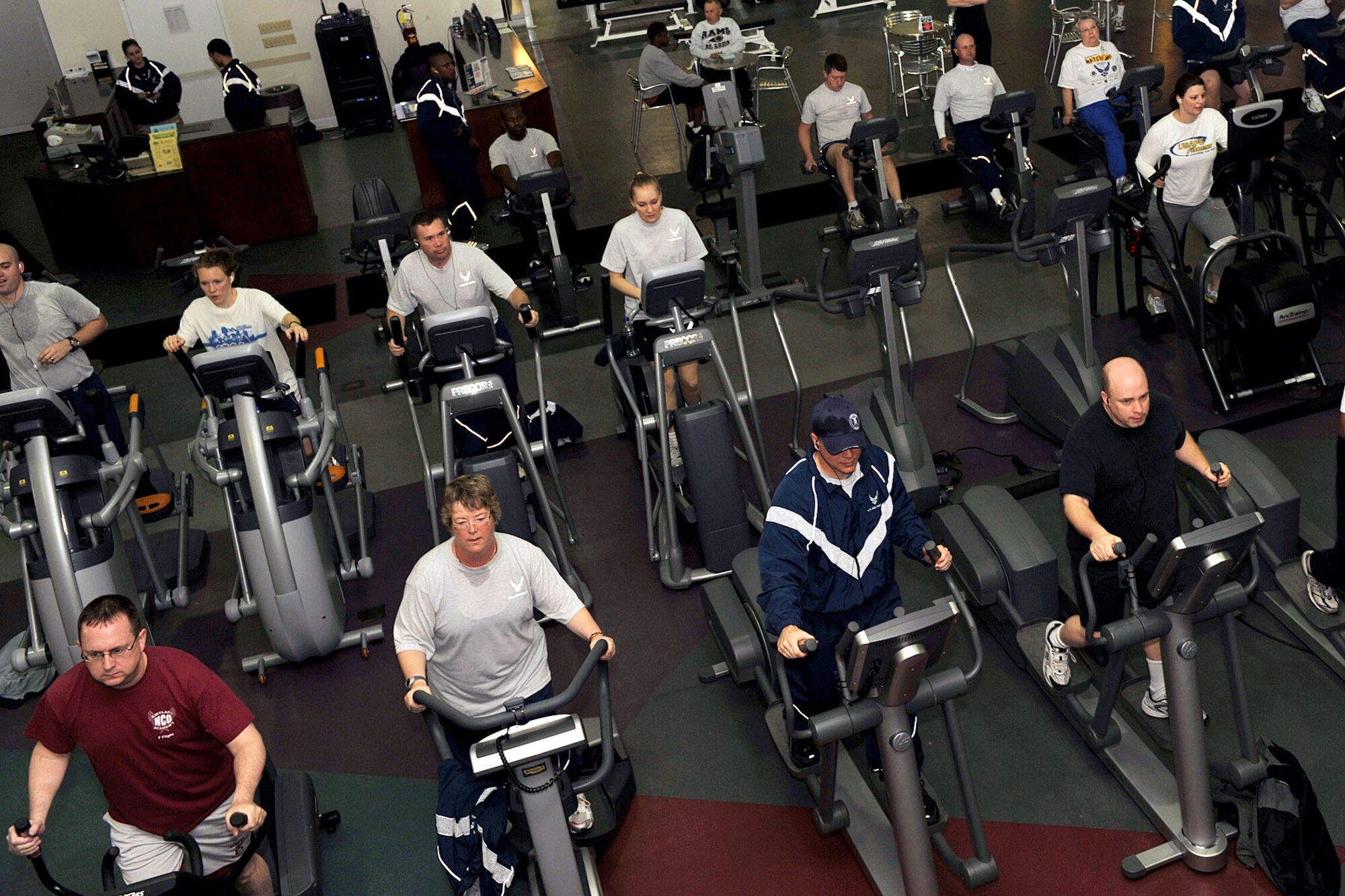 SCOTT AIR FORCE BASE, Ill. --Team Scott personnel workout on the various cardio machines at the Fitness Center for a program, Cardio for life and fun, which encourages Team Scott to participate in a variety of cardio related exercises to improve their overall fitness. For more information on this and other Fitness Center programs call, 256-1284. (U.S. Air Force photo/Senior Airman Megan Gilliland ) 