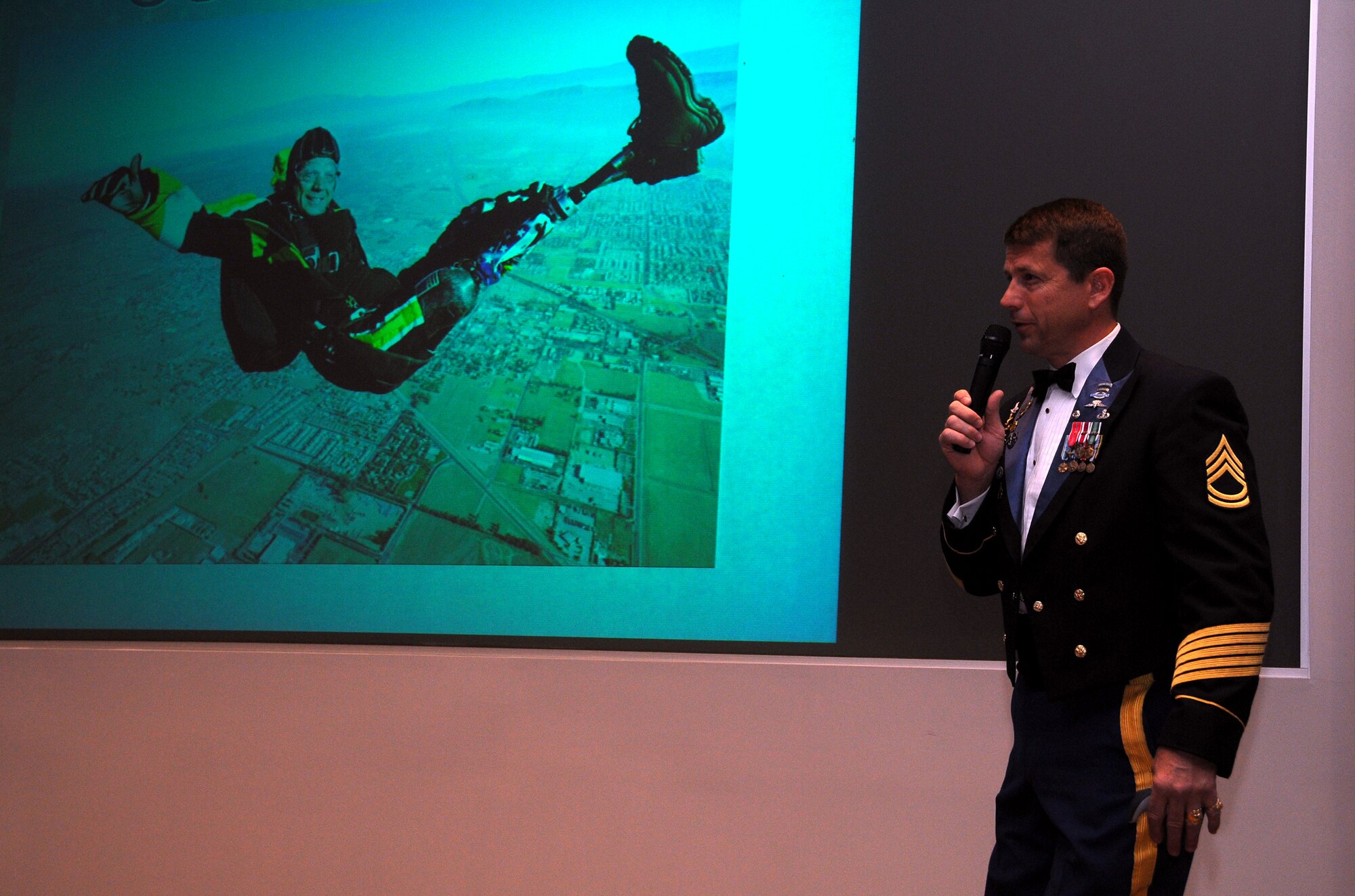SCOTT AIR FORCE BASE, Ill. --Retired Army Sgt. 1st Class Dana Bowman, addresses a group of U.S. Transportation Command workers April 6 in the command's Seay Auditorium. During his hour-long presentation, Mr. Bowman received numerous standing ovations as he spoke about overcoming disabilities and never giving up.(Photo courtesy Bob Fehringer) 