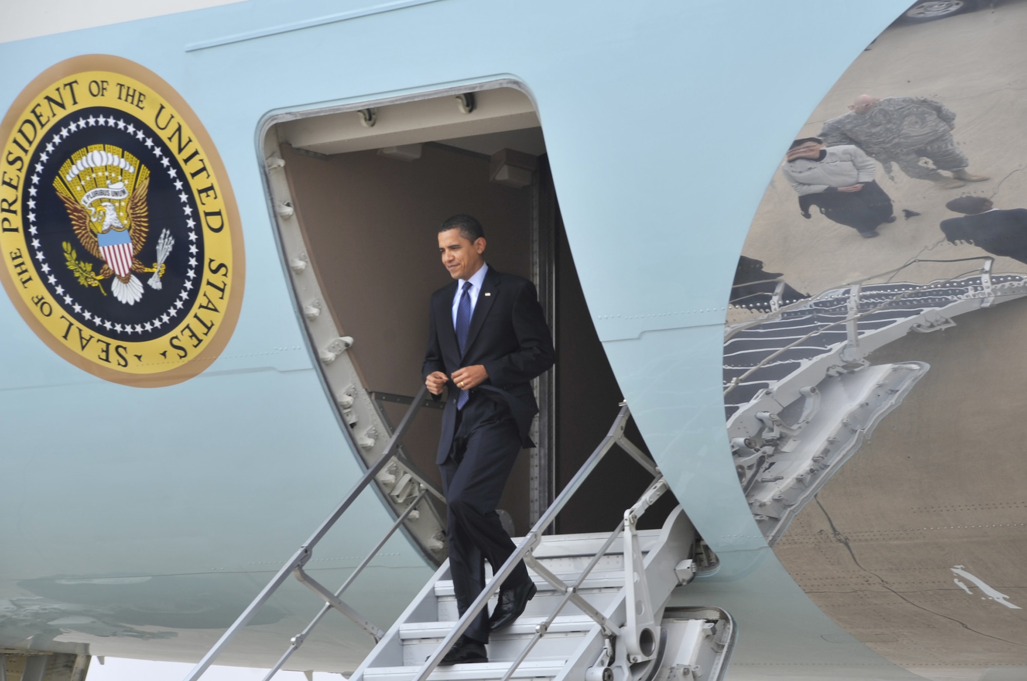President Barack Obama arrives for an unannounced April 7 visit to Sather Air Base, Iraq. Shortly after arriving, the president addressed a crowd of nearly 1,500 servicemembers, government civilians and contractors at Al Faw Palace at Camp Victory, Iraq. During his speech, the president commended servicemembers for their focus and dedication and promised them his support while in office. The visit marked the president's first trip to Iraq since taking office. (U.S. Air Force photo/Staff Sgt. Amanda Currier) 
