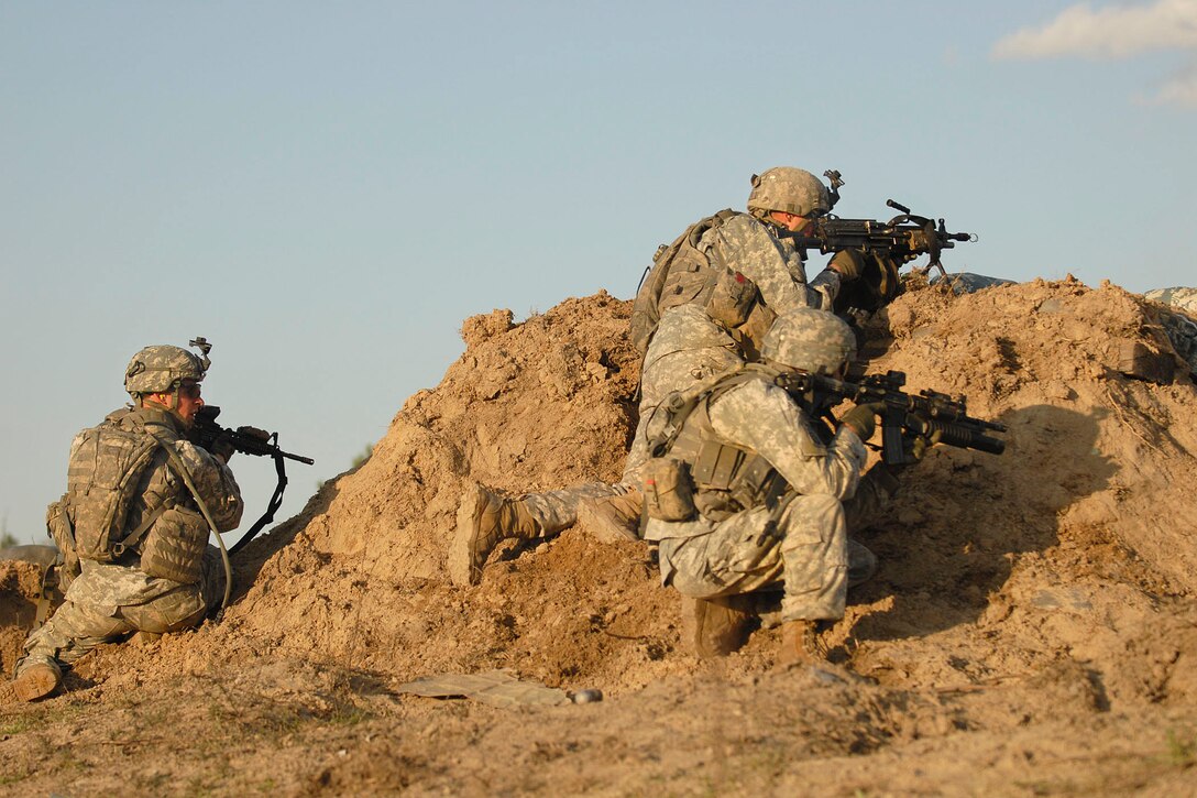 U.S. Army soldiers establish a fighting position behind cover in the early evening hours of an air-assault, live-fire exercise on Fort Bragg, N.C., April 3, 2009.