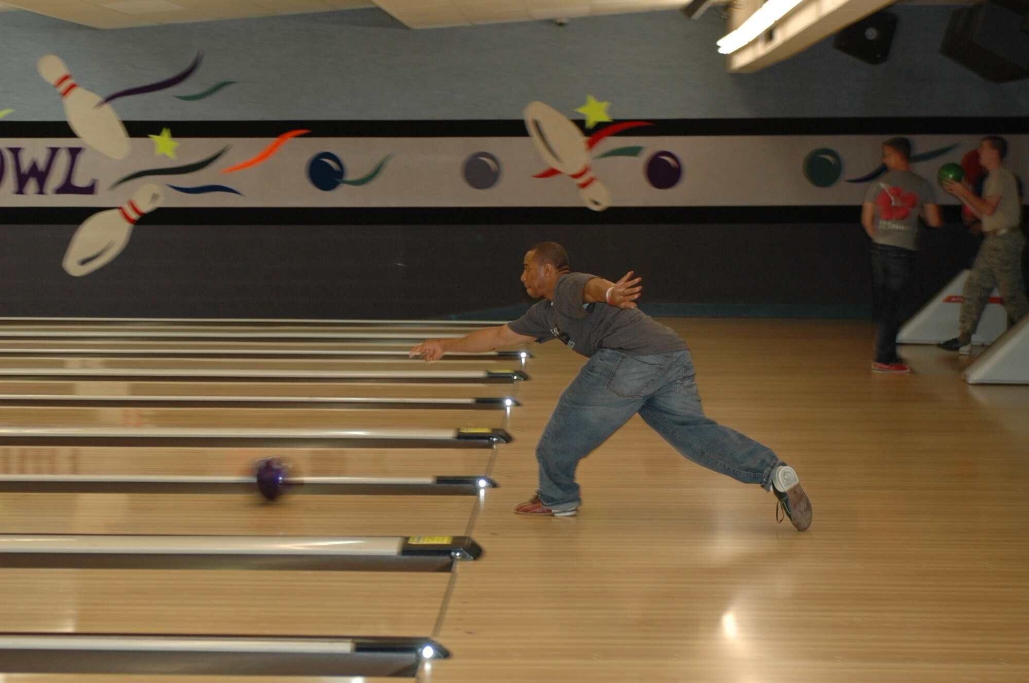 Willie Graham, Army Air Force Exchange Service employee, bowls during an Air Force Assistance Fund drive at the Travis Bowling Center, April 3. The event was held to help Travis reach its goal of $115,449. (U.S. Air Force photo/Tech. Sgt. Donald Osborn)

