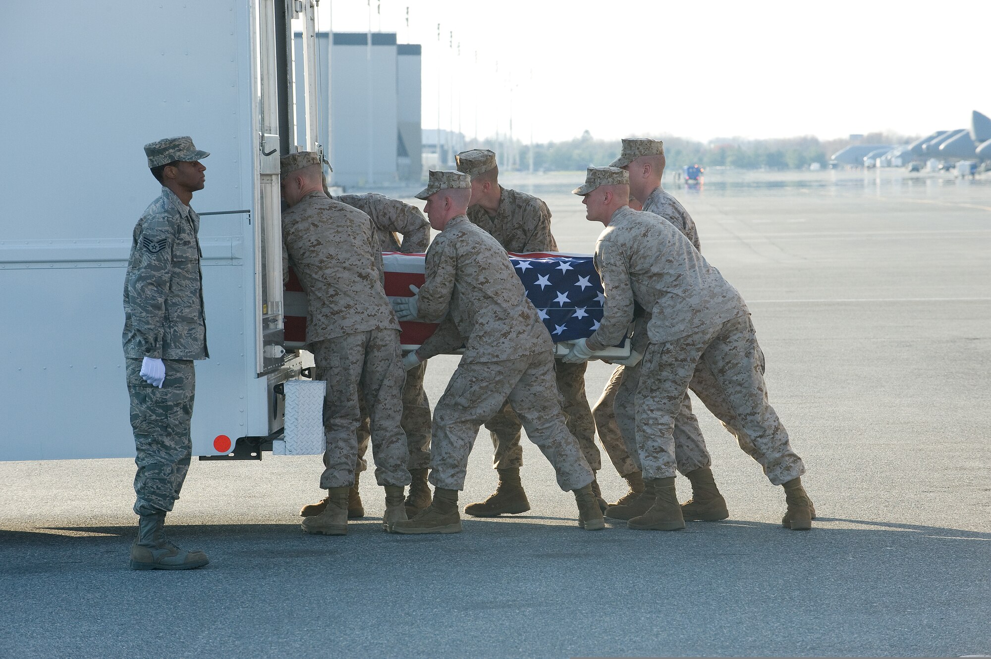 A U.S. Marine Corps carry team transfers the remains of Lance Cpl. Blaise A. Oleski April 9, 2009, at Dover Air Force Base, Del. Oleski was assigned to the 3rd Battalion, 8th Marine Regiment, 2nd Marine Division, II Marine Expeditionary Force, out of Camp Lejeune, N.C. (U.S. Air Force photo by Tom Randle)