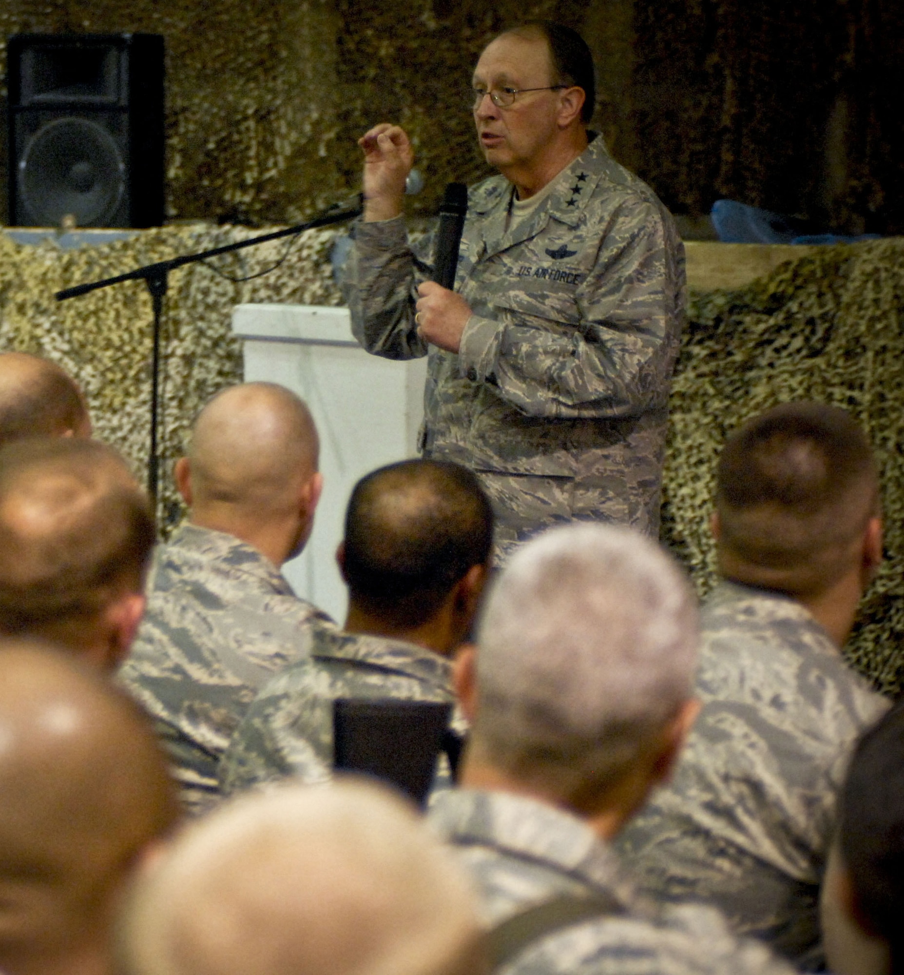 Lt. Gen. Charles Stenner Jr. speaks to Airmen at Bagram Air Field, Afghanistan, April 7, 2009. The commander of Air Force Reserve Command and chief of the Air Force Reserve is on a tour of Air Forces Central units throughout Southwest Asia during April. (U.S. Air Force photo/Senior Airman Erik Cardenas)