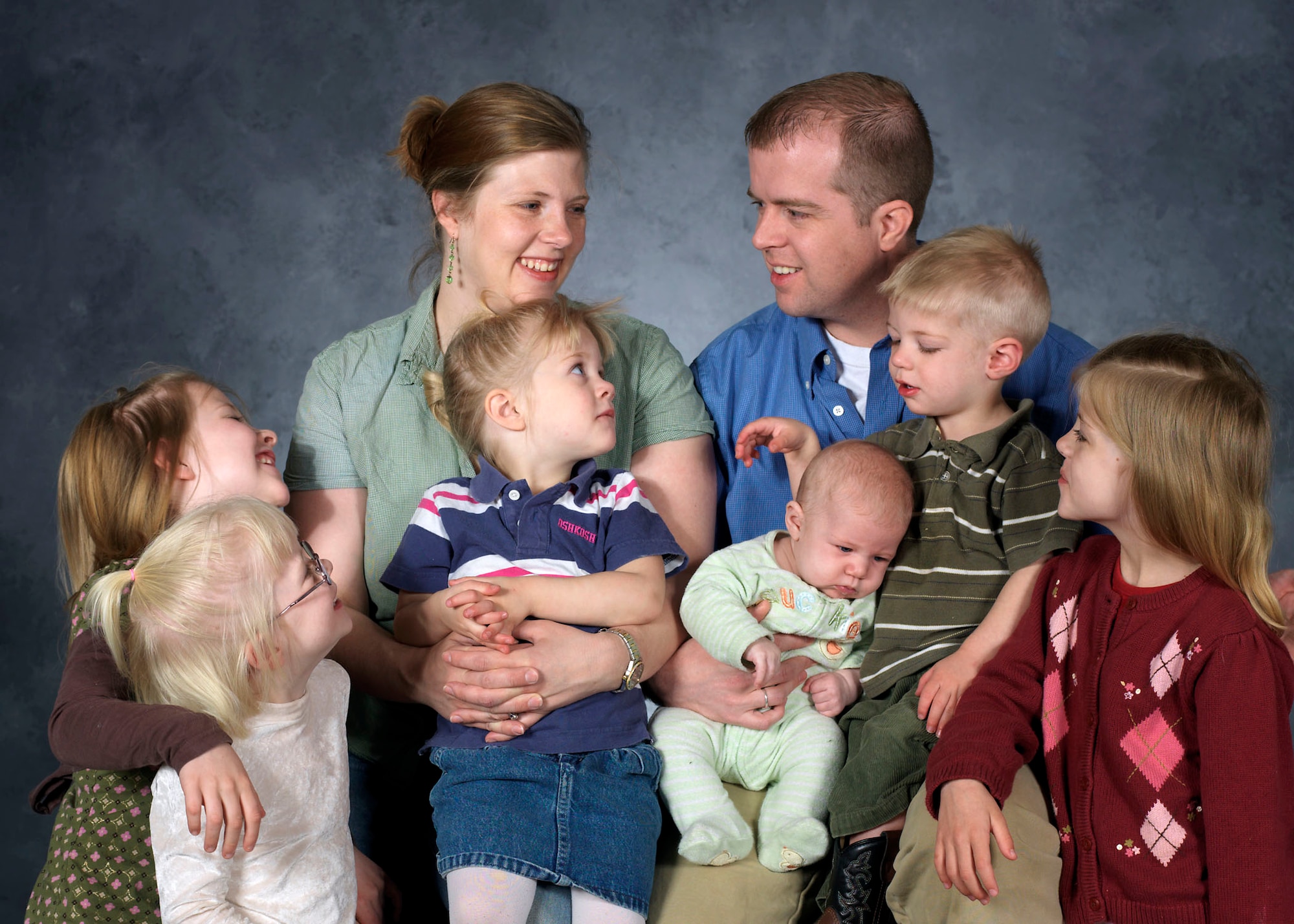 SCOTT AIR FORCE BASE, Ill. --Capt. Alan Kent and his family pose for a picture prior to their departure to Prague.(U.S. Air Force photo/Senior Airman Megan Gilliland)