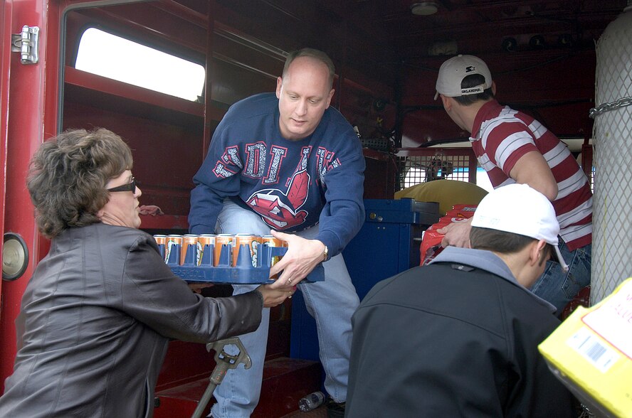 Lt. Col. Jay Stull loads soda and water donations into a Midwest City Fire Department vehicle April 10 at a Midwest City command center during last week’s wildfires that leveled areas close to Tinker Air Force Base. Colonel Stull, commander of the 72nd Operations Support Squadron, said he lives close to many of the neighborhoods damaged by the fires and wanted to help in some way. (Air Force photo by Margo Wright) 