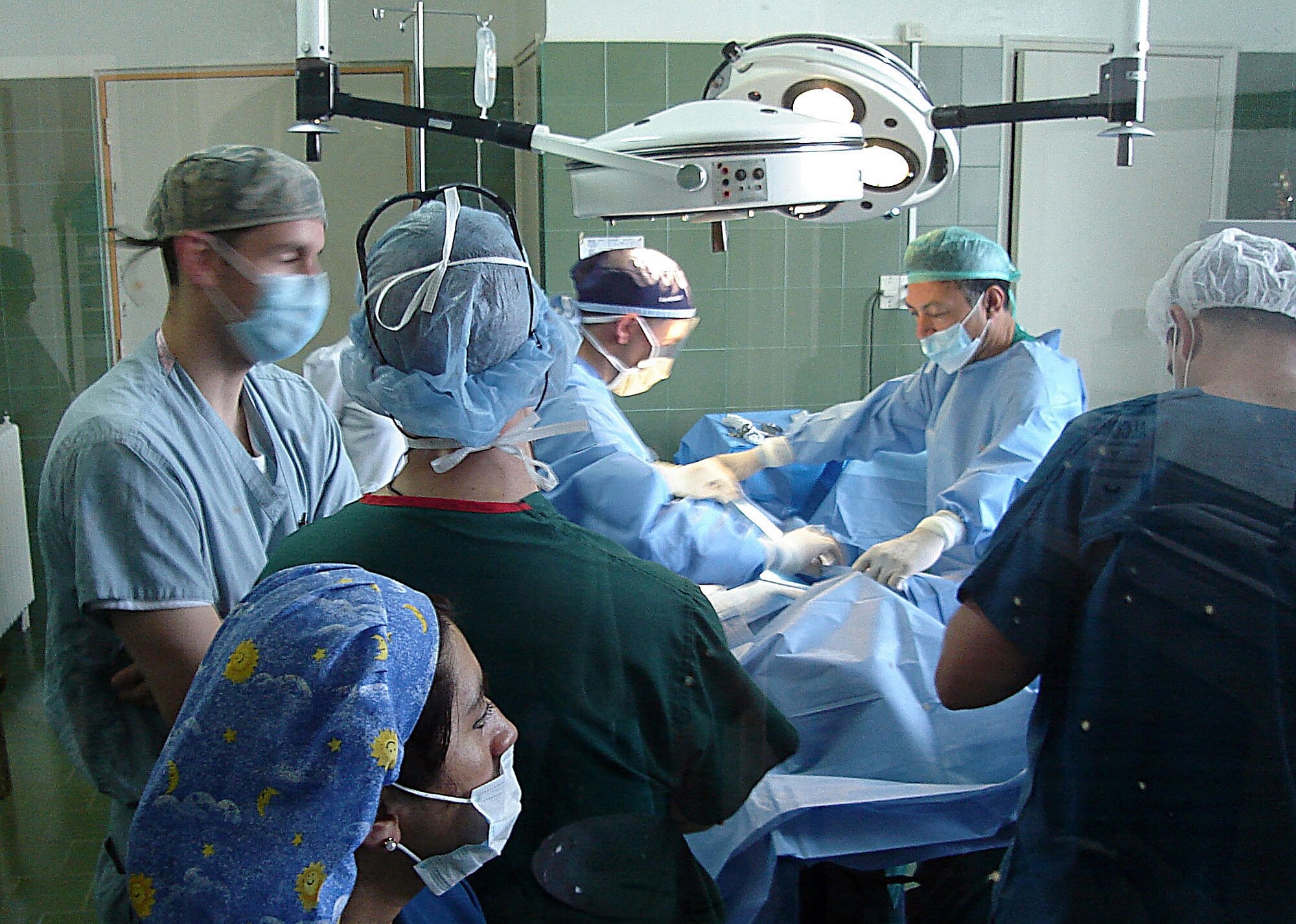 Capt. (Dr.) Dale Capener, anesthesiologist from Wilford Hall Medical Center (left) administers anesthesia to a Chilean patient for a urologic procedure in the Chile Chico Hospital 24 March. Captain Capener was part of an 11-man team of Air Force medics from the 59th Medical Wing who participated in a Medical Readiness Training Exercise, or MEDRETE, with 31 Chilean Air Force medics in March 2009. (U.S. Air Force Photo) 