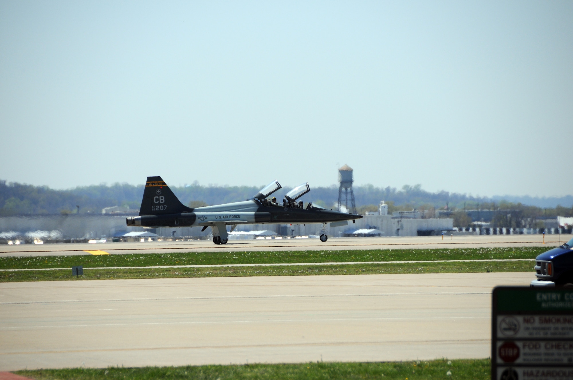 An T-38 Talon taxis on the tarmac after it arrived at the Kentucky Air National Guard on April 18 for the Thunder Over Louisville air show.  (USAF photo by Tech. Sgt. Phil Speck.)