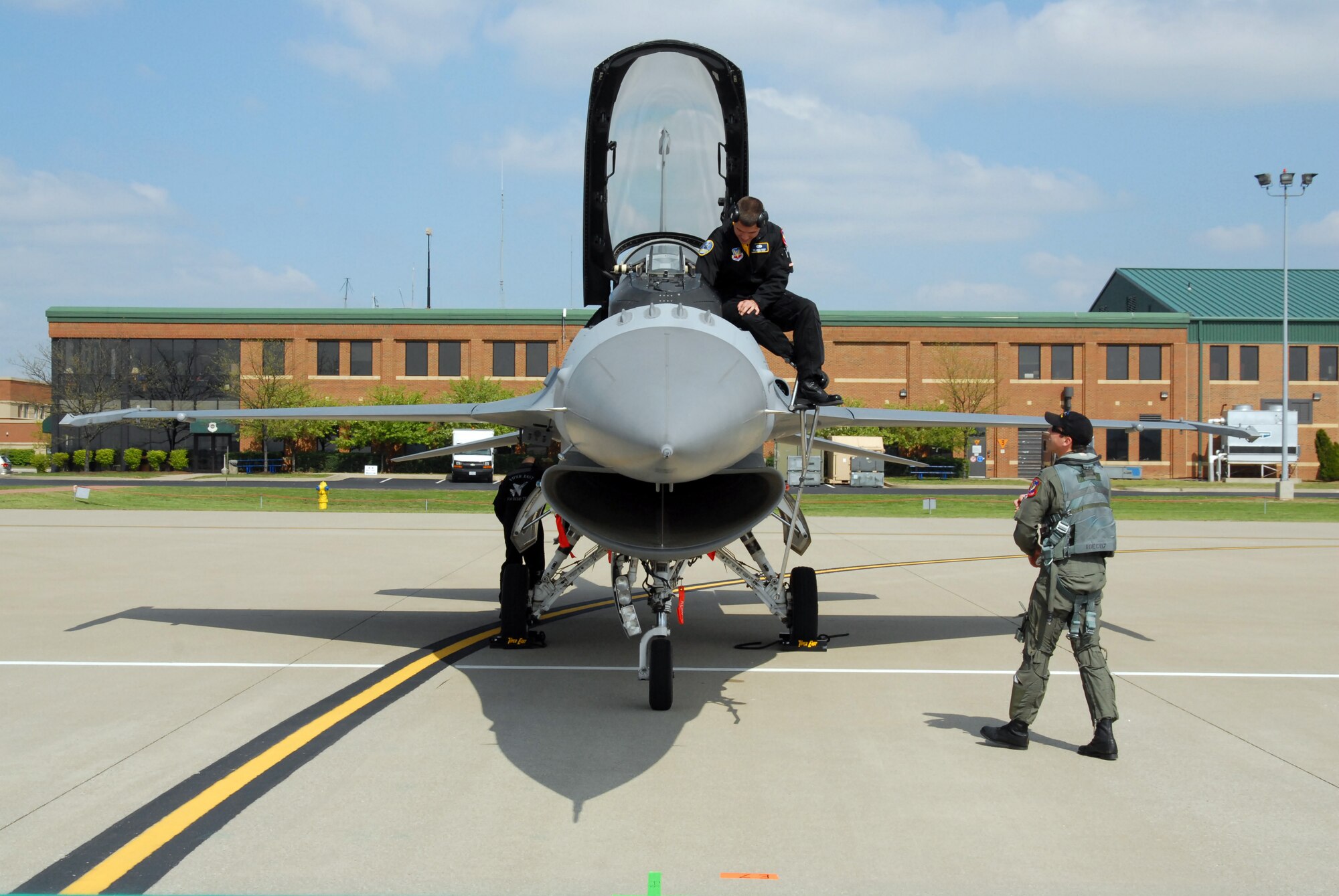 Members of the U.S. Air Force Viper East F-16 Demo Team button up an F-16 Fighting Falcon at the Kentucky Air National Guard Base on April 16. The demo team, based at Shaw Air Force Base, S.C., will be participating in this weekend's Thunder Over Louisville air show.(USAF photo by Senior Airman Malcolm Byrd.)