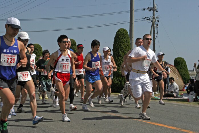 Contestants of the 43rd Annual Kintai Marathon kick of the second race of the day at IronWorks Gym here Sunday. Over 1,000 contestants of all ages from around the station and throughout Japan participated in the event.