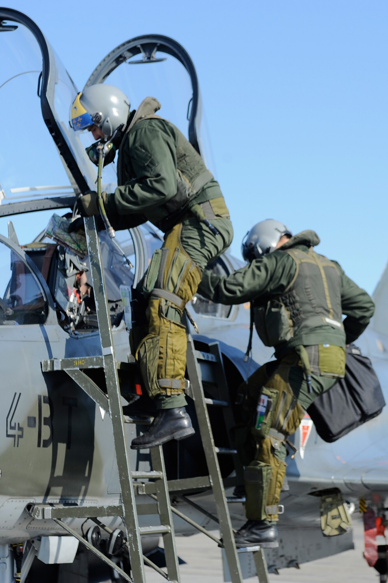 Two Armee de l'Air (French Air Force) pilots step down from a Dassault M2000 Mirage after returning from a RED FLAG-Alaska training mission, April 20, 2009, Eielson Air Force Base, Alaska. RF-A09-2 is a Pacific Air Forces command directed field training exercise which provides joint offensive counter-air, interdiction, close air support and large force employment training in a simulated combat environment.  (U.S. Air Force Photo/Senior Airman Jonathan Snyder)