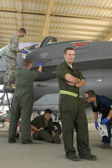 Members of the 20th Maintenance Group clean the F-16 aircraft of Col. Joseph Guastella, 20th Fighter Wing commander, at Shaw AFB, S.C., April 16, 2009.  (U.S. Air Force photo by Senior Airman Kathrine McDowell/Released)