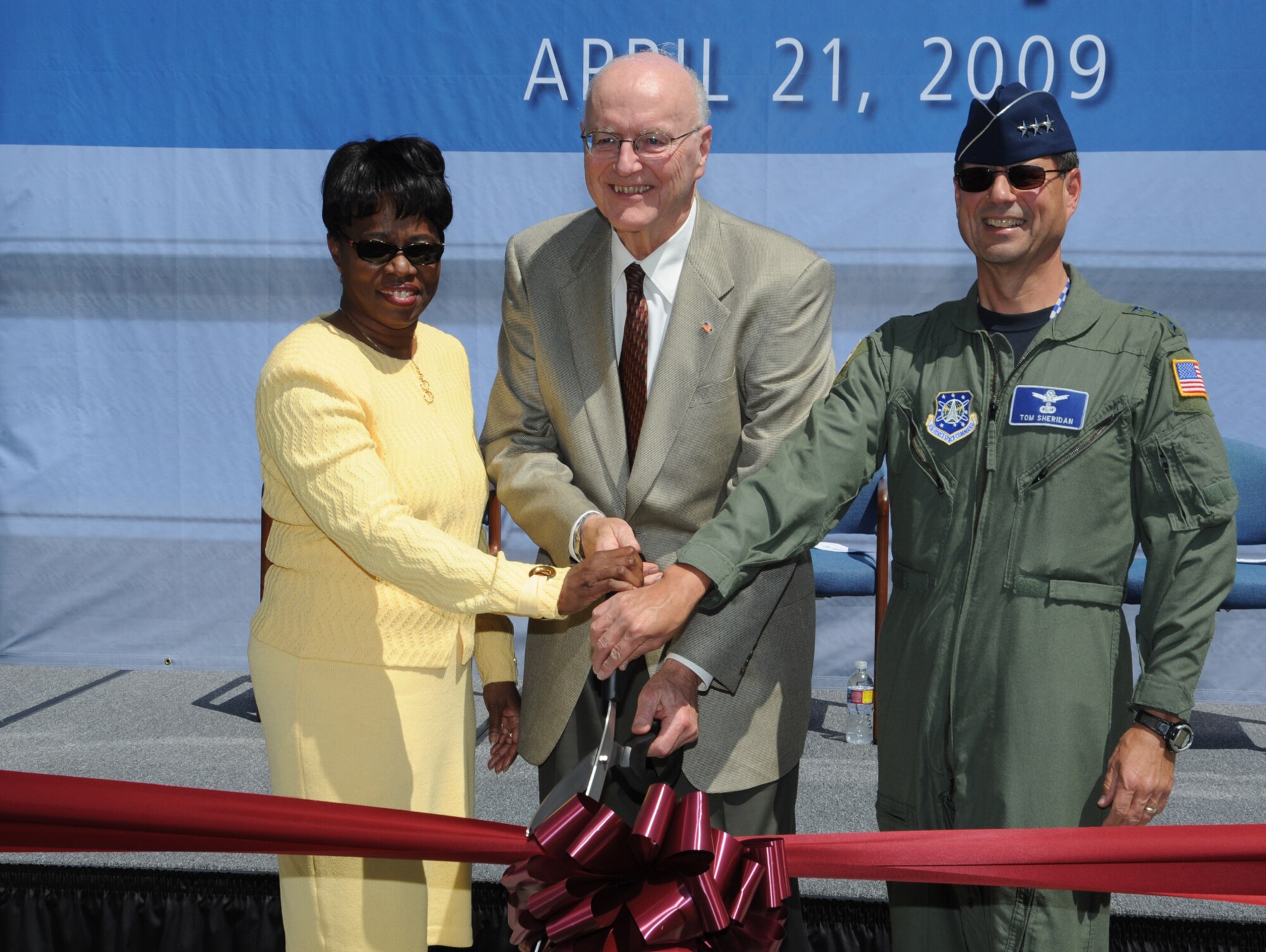 SMC Commander, Lt. Gen. Tom Sheridan, joined The Aerospace Corporation’s President and CEO, Dr. Wanda Austin, and Board of Trustees Chairman ,Peter Teets, in cutting the ribbon officially opening Aerospace’s new corporate headquarters building, April 21. (Photo by Joe Juarez)