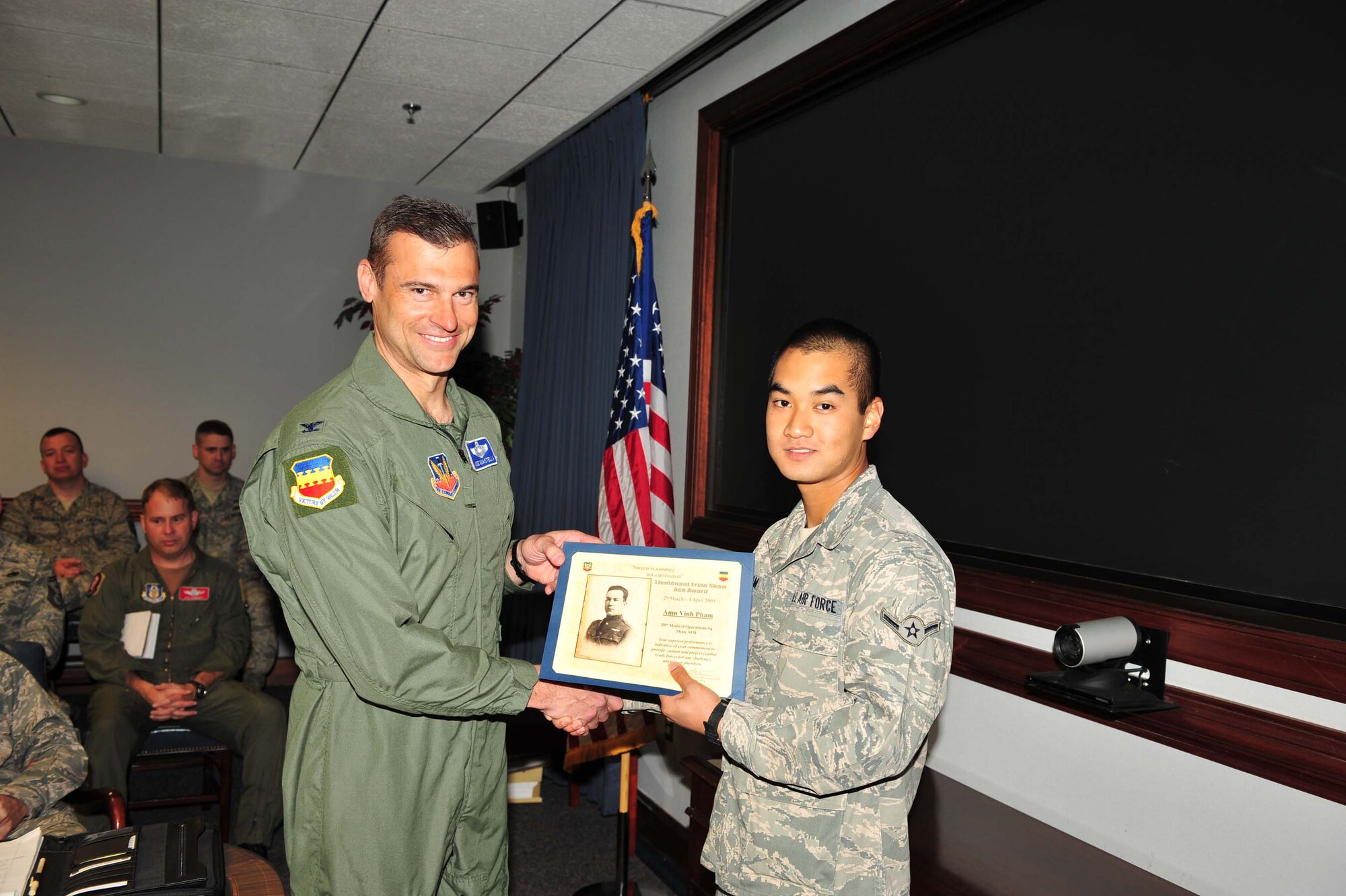 SHAW AIR FORCE BASE, S.C. -- Airman Vinh Pham, 20th Medical Operations Squadron, is presented the Lt. Ervin Shaw Award from Col. Joseph Guastella, 20th Fighter Wing commander, recently for rendering aid to a shooting victim at a Myrtle Beach club. Airman 1st Class Ryan Scott, 20th Force Support Squadron (not present) assisted the victim along with Airman Pham and also received the Lt. Ervin Shaw Award. (U.S. Air Force photo/Senior Airman Williams Coleman)