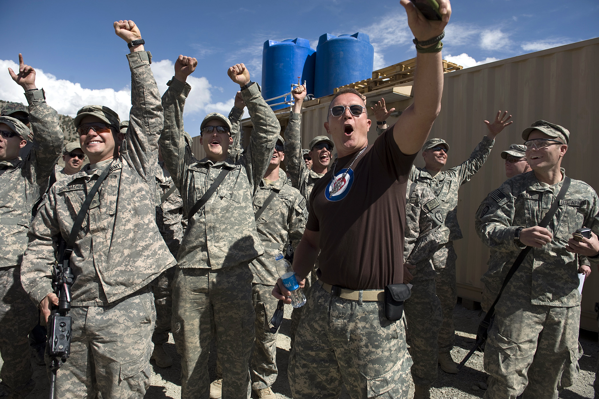 Robert Patrick From Tv S The Unit Cheers On Max Martini In A Race With Soldiers Assigned