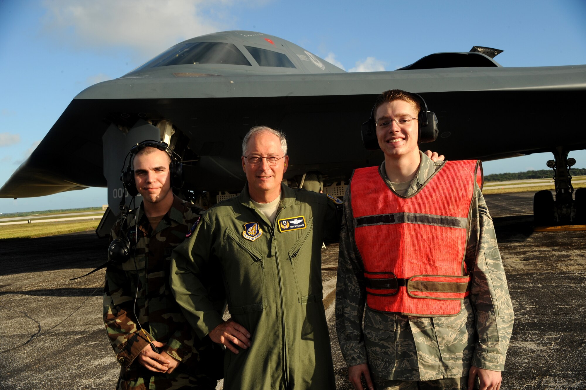 Lt. Gen. Chip Utterback, commander, 13th Air Forces, poses for a photo with crew chiefs from the 36th Expeditionary maintenance squadron prior to his B-2 flight April 22 at Andersen Air Force Base, Guam.(U.S. Air Force photo/ Master Sgt. Kevin J. Gruenwald) released      