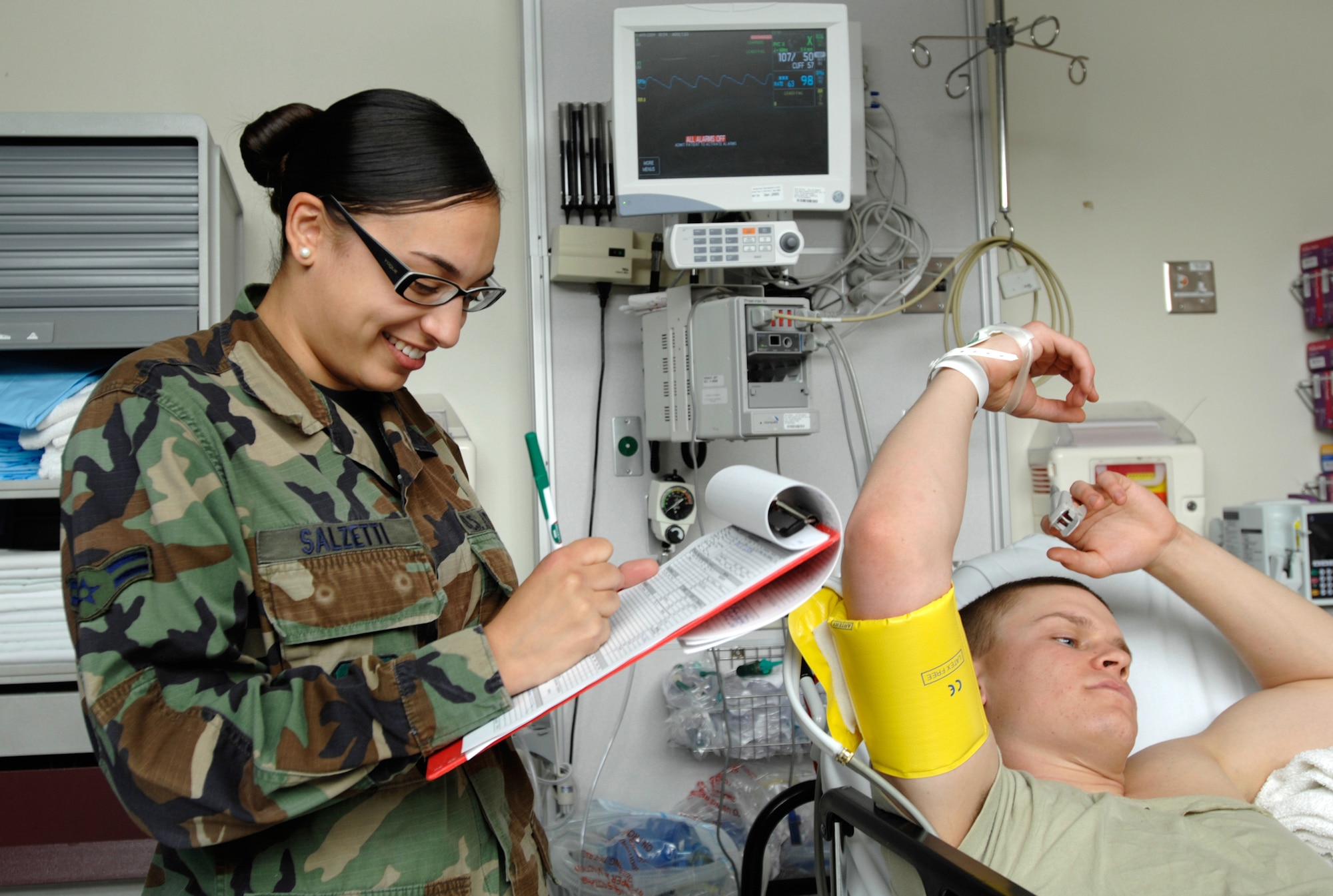 Airman 1st Class Jessica Salzetti, a medical technician in the 59th Emergency Medical Squadron, tracks a patient's vitals April 16 in the emergency department of Wilford Hall Medical Center at Lackland Air Force Base, Texas. Emergency department staff members see more than 52,000 patients a year, treating about 140 people each day. (U.S. Air Force photo/Master Sgt. Kimberly A. Yearyean-Siers)