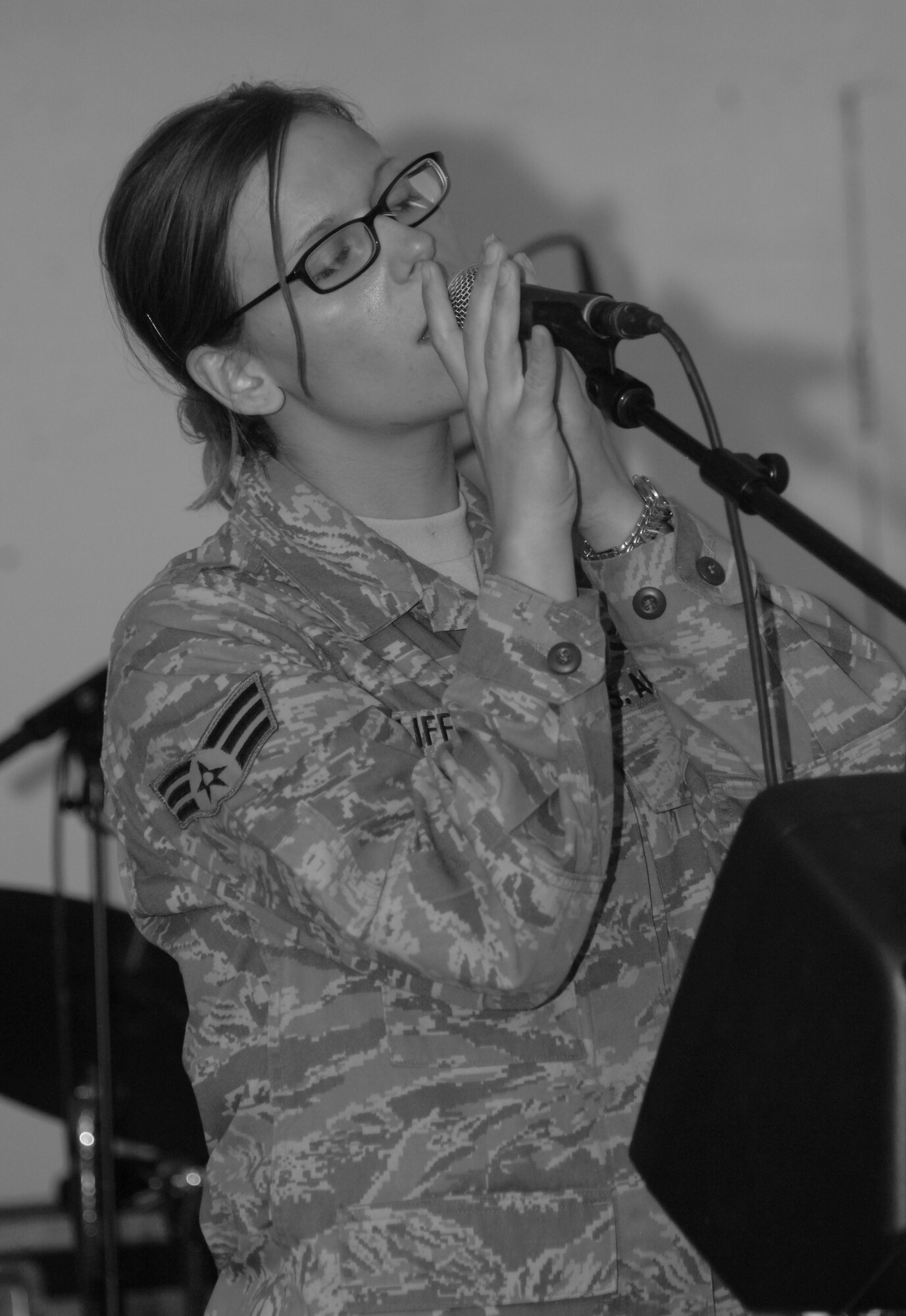 Senior Airman Courtney Clifford sings a song for U.S. and coalition servicemembers at Bagram Air Field, Afghanistan, April 20. Sirocco, the U.S. Air Forces Central Expeditionary Band is deployed to Southwest Asia from the U.S. Air Forces in Europe Band at Sembach Air Base, Germany. The band was at Bagram for three days, two of them were used for promoting and the third for their performance. Airman Clifford hales from Bingham, N.Y. (U.S. Air Force photo/ Senior Airman Erik Cardenas)(Released)