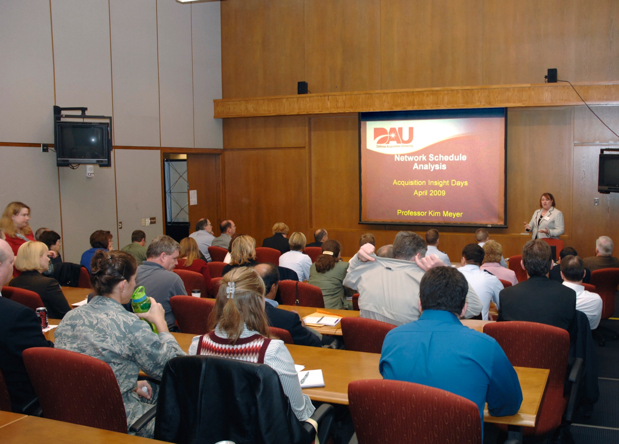 Air Force acquisition professionals attend a breakout training session during DOD Acquisition Insight Days.  The event was organized by Defense Acquisition University Midwest Region and provided workshops, training and a forum for acqusition professionals to discuss ways to improve their processes.  More than 700 participated in the training held at the Sinclair Community College in Dayton, Ohio April 20-22.  (U.S. Air Force photo/Al Bright)