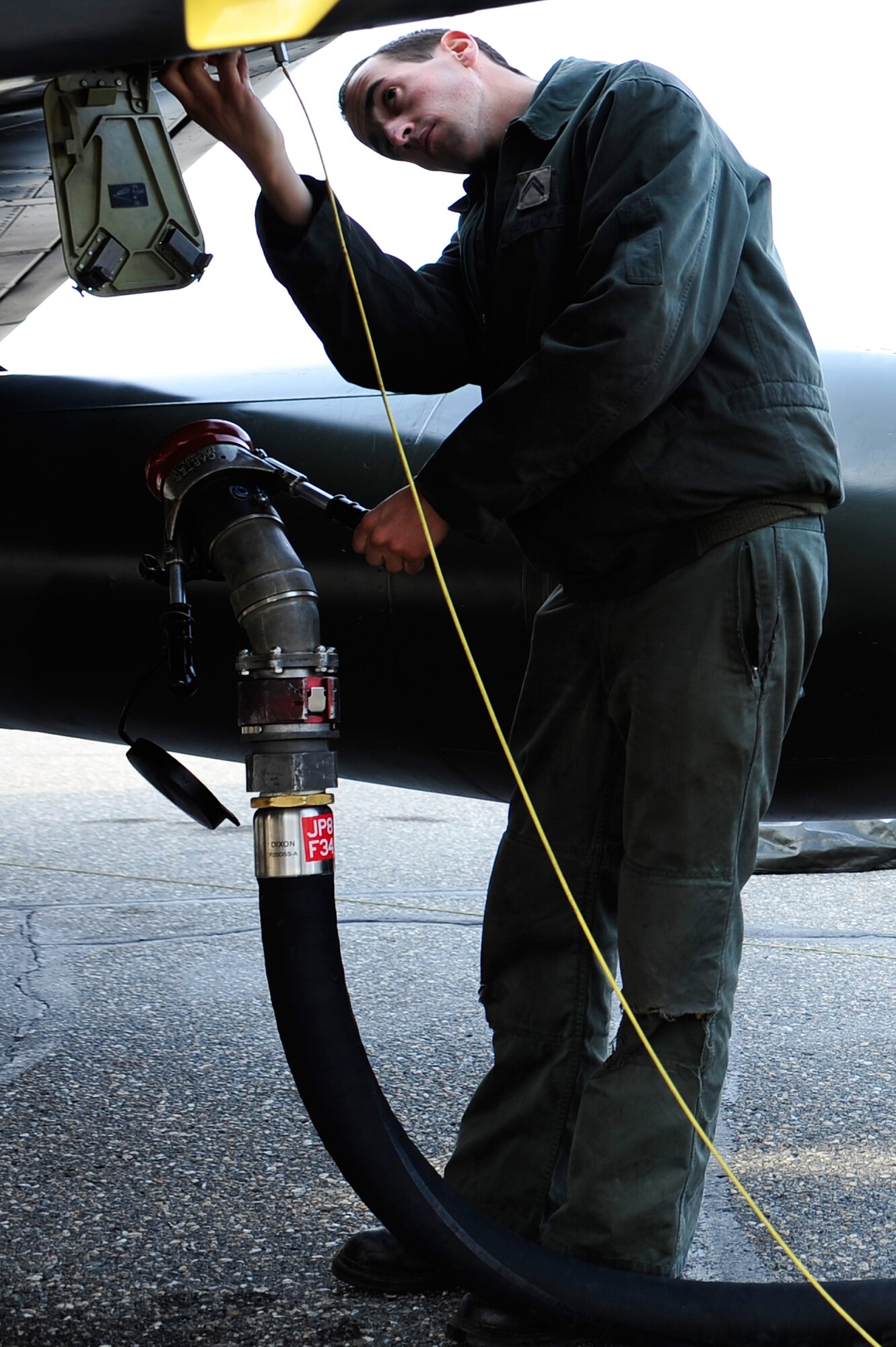 Staff Sgt. Michael Iggiotti, French Air Force, prepares to hook up a fuel line to refuel a French Dassault M2000 Mirage during RED FLAG-Alaska 09-2 April 22, 2009, Eielson Air Force Base, Alaska. This exercise provides training for deployed maintenance and support personnel in sustainment of large-force deployed air operations.  (U.S. Air Force Photo/Senior Airman Jonathan Snyder)