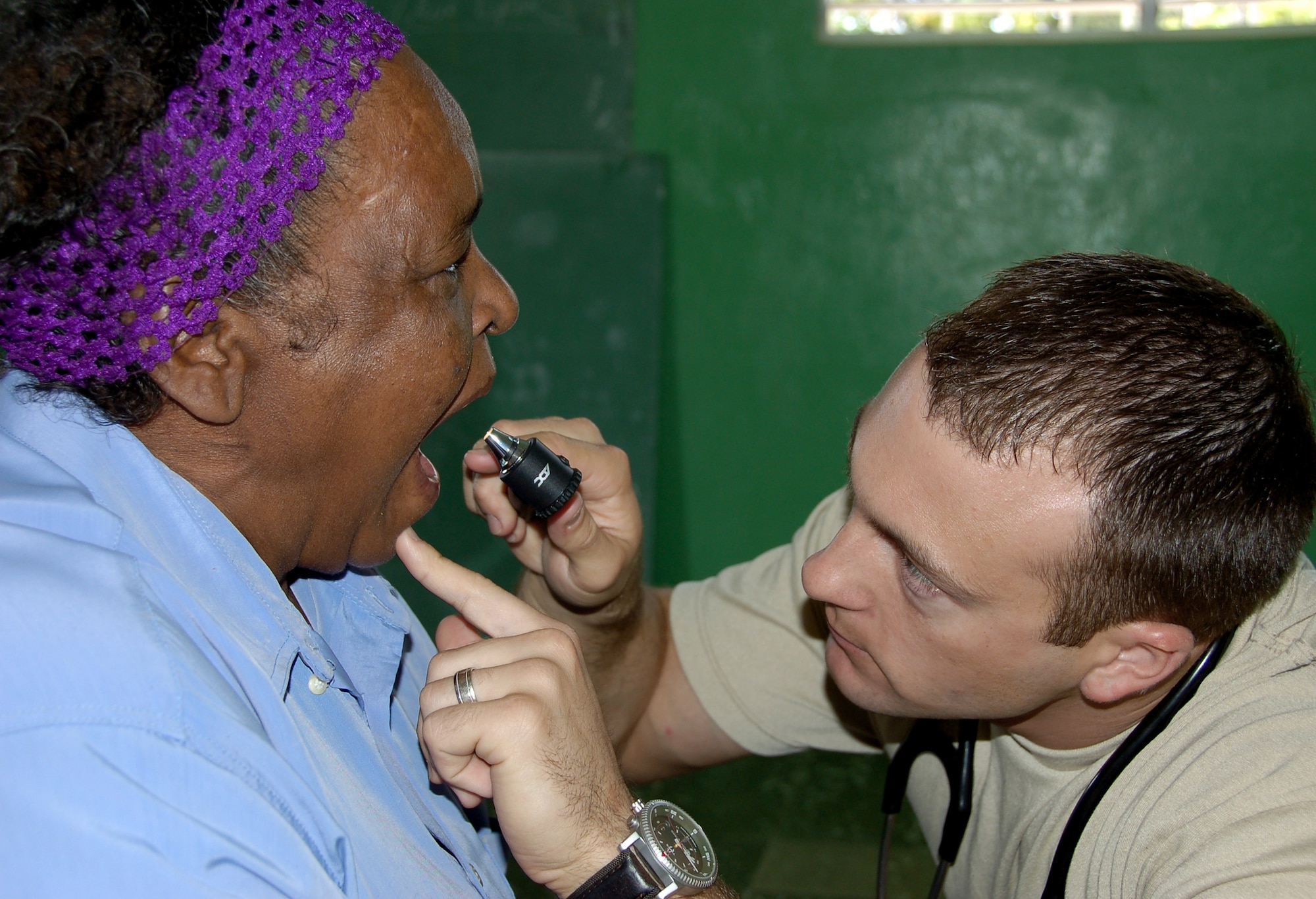 1st Lt. John A. Vann performs an examination on a patient at a primary school turned temporary clinic April 22 in Hostos, Dom. Rep., during the medical readiness exercise, Beyond the Horizon 2009 - Caribbean. The medics treated 2,800 patients during the first three days of the U.S. Southern Command sponsored MEDRETE. Lieutenant Vann is a physician assistant from the 42nd Medical Group at Maxwell AFB, Ala. (U.S. Air Force photo/Capt. Ben Sakrisson) 
