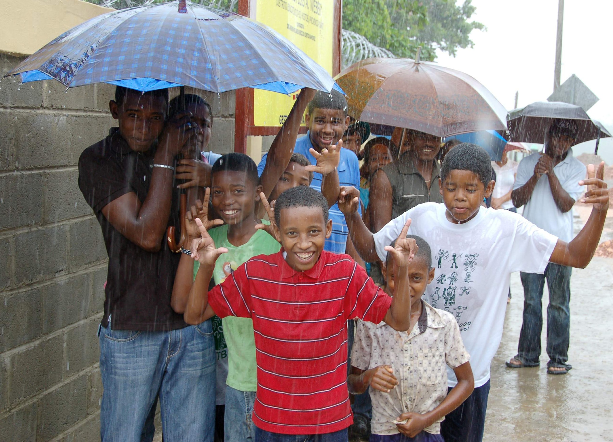 Patients brave the rain awaiting medical care at a primary school turned temporary clinic April 22 in Hostos, Dom. Rep., during the medical readiness exercise, Beyond the Horizon 2009 - Caribbean. The medics treated 2,800 patients during the first three days of the U.S. Southern Command sponsored MEDRETE. (U.S. Air Force photo/Capt. Ben Sakrisson) 
