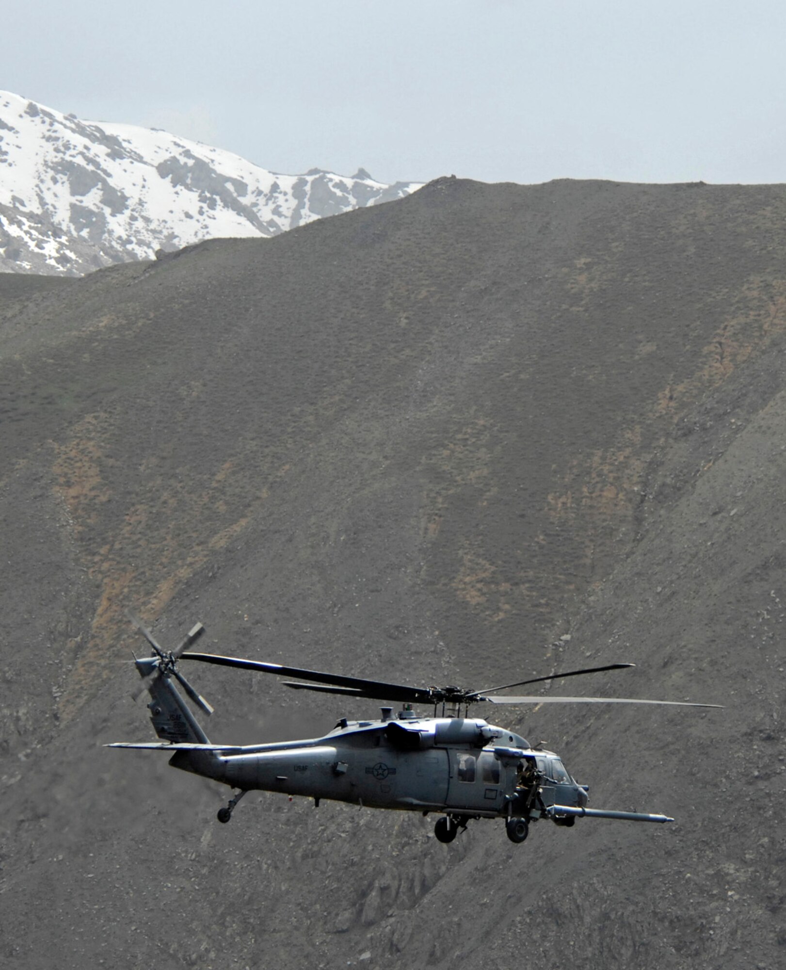 A 101st Expeditionary Rescue Squadron Pave Hawk flies through the Hindu Kush mountain passes during a training mission here April 20. (Air Force/Staff Sgt. Jason Lake)