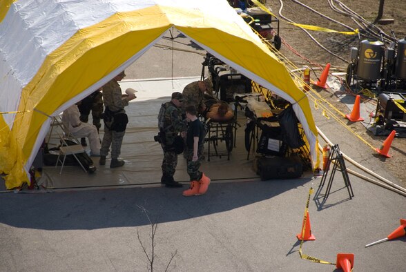 Members of the 139th Airlift Wing participate in the Missouri CERFP evaluation. 