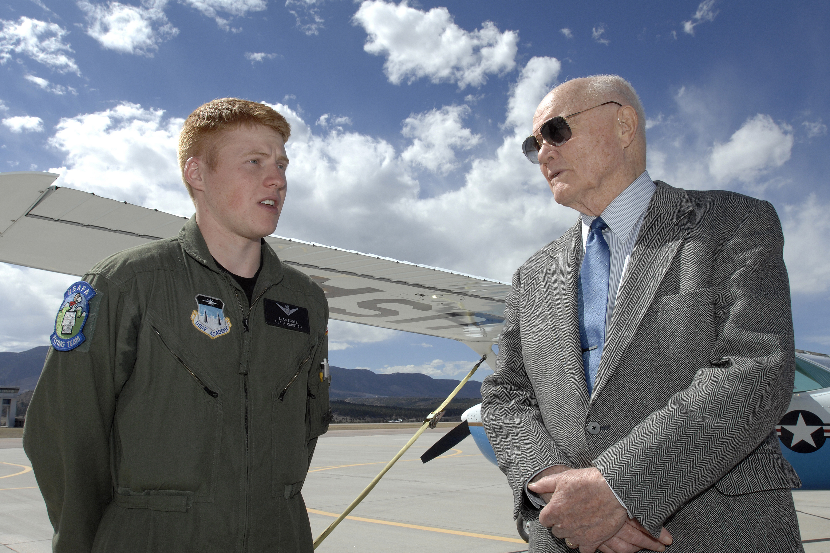 Senator Glenn receives White national defense award > Air Force