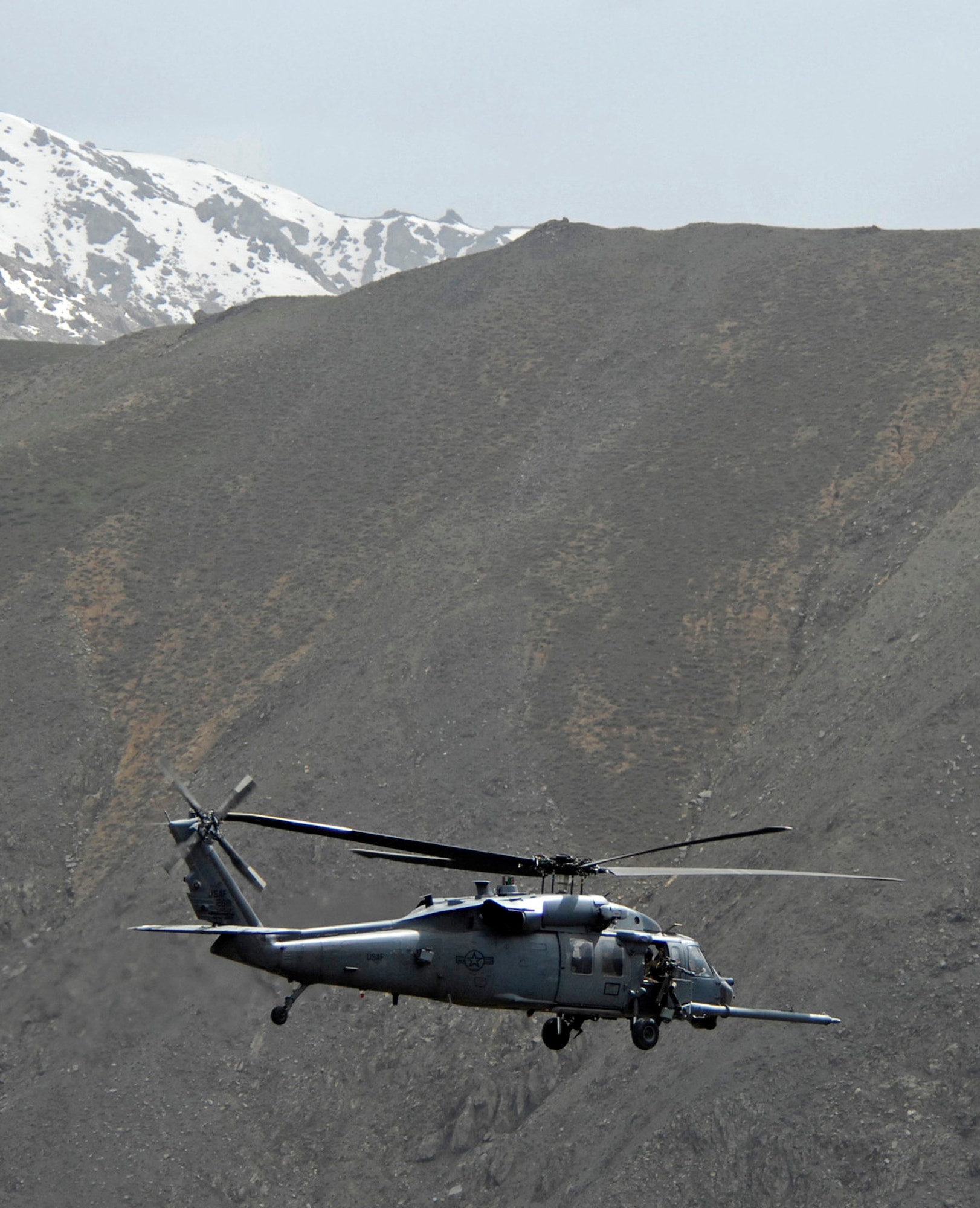 A 101st Expeditionary Rescue Squadron HH-60G Pave Hawk flies through the Hindu Kush mountain passes during a training mission April 20 over Afghanistan. (U.S. Air Force photo/Staff Sgt. Jason Lake) 
