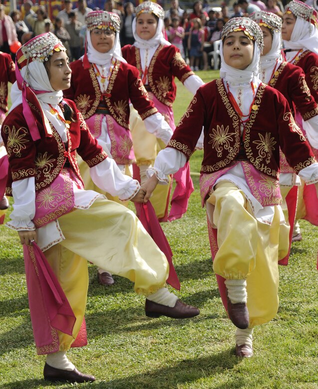 Children honor Turkish cultural heritage > Incirlik Air Base > Article ...