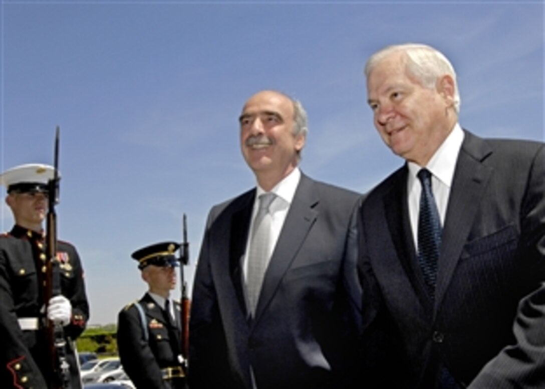 U.S. Defense Secretary Robert M. Gates, right, escorts visiting Greek Minister of Defense Evangelos-Vassilios Meimarakis through a cordon of honor guards and into the Pentagon, April 27, 2009. Meimarakis will attend a luncheon with senior Pentagon policy officials and later meet with Gates for bilateral security talks. 