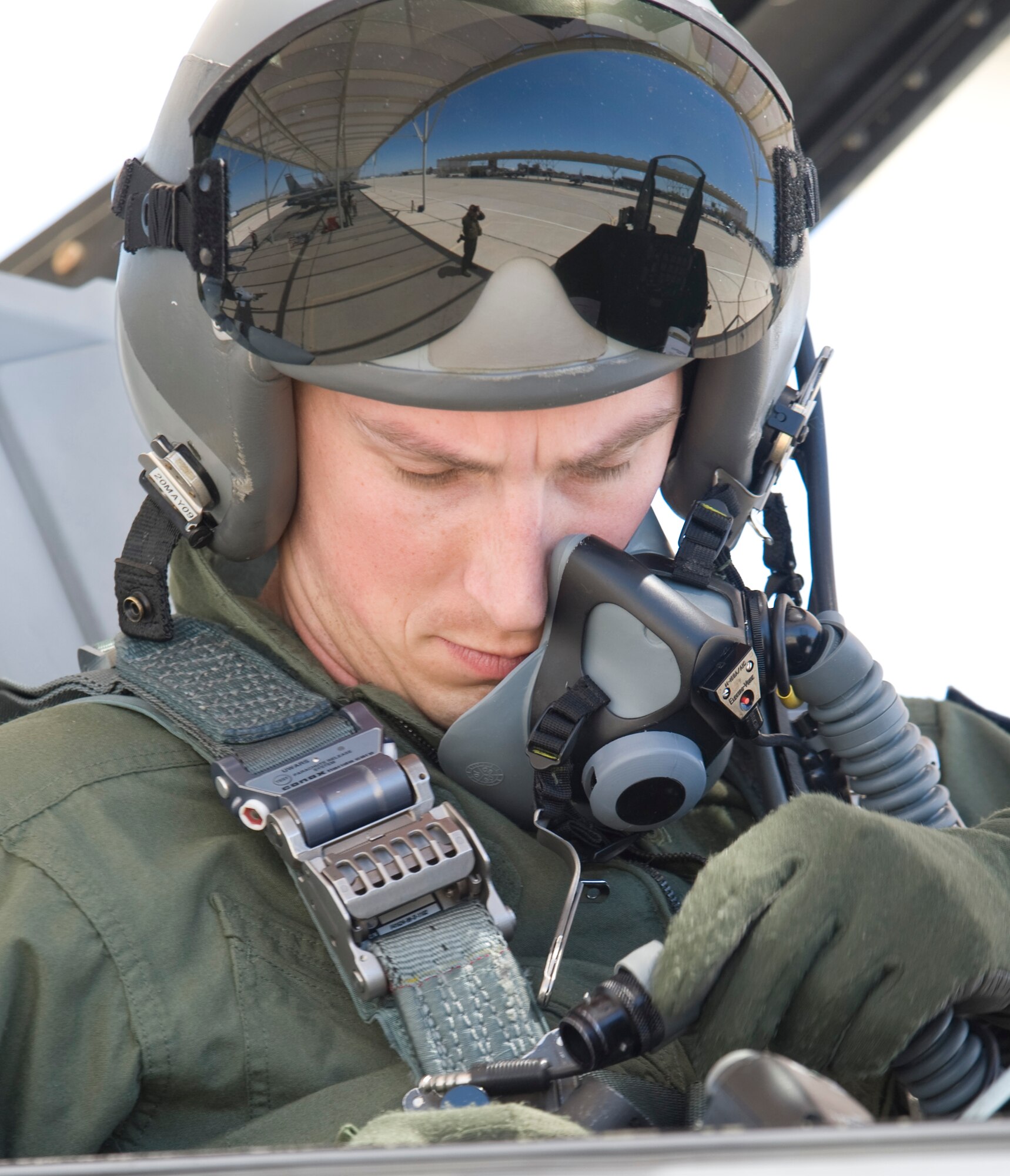 1st Lt. Scott Kotowski connects his oxygen mask to the oxygen regulator in his F-16 Fighting Falcon prior to engine start April 23 at Davis-Monthan Air Force Base, Ariz. Lieutenant Kotowski is one of nine active-duty student pilots participating in Exercise Coronet Cactus. He is assigned to the Air National Guard’s 149th Fighter Wing in San Antonio. (U.S. Air Force photo/Master Sgt. Jack Braden)