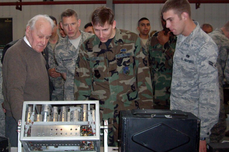 Communicators “tunein” on heritage > Royal Air Force Lakenheath