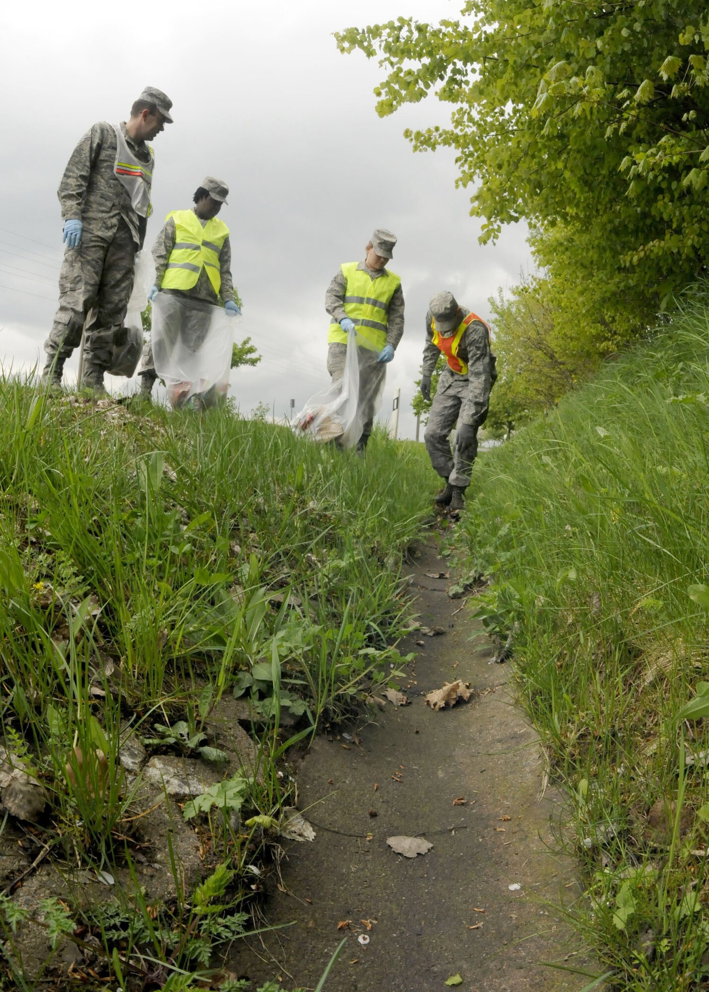 SPANGDAHLEM AIR BASE, Germany – Airmen from the 52nd Fighter Wing pick-up trash along the road. More than 50 Saber volunteers picked up enough trash to fill two dumpsters along 8.4 kilometers of road April 27, 2009. The clean up was coordinated by the Eifel Riders, Tier Two and The First Four Association. (U.S. Air Force photo by Airman 1st Class Nicolas Wilson)