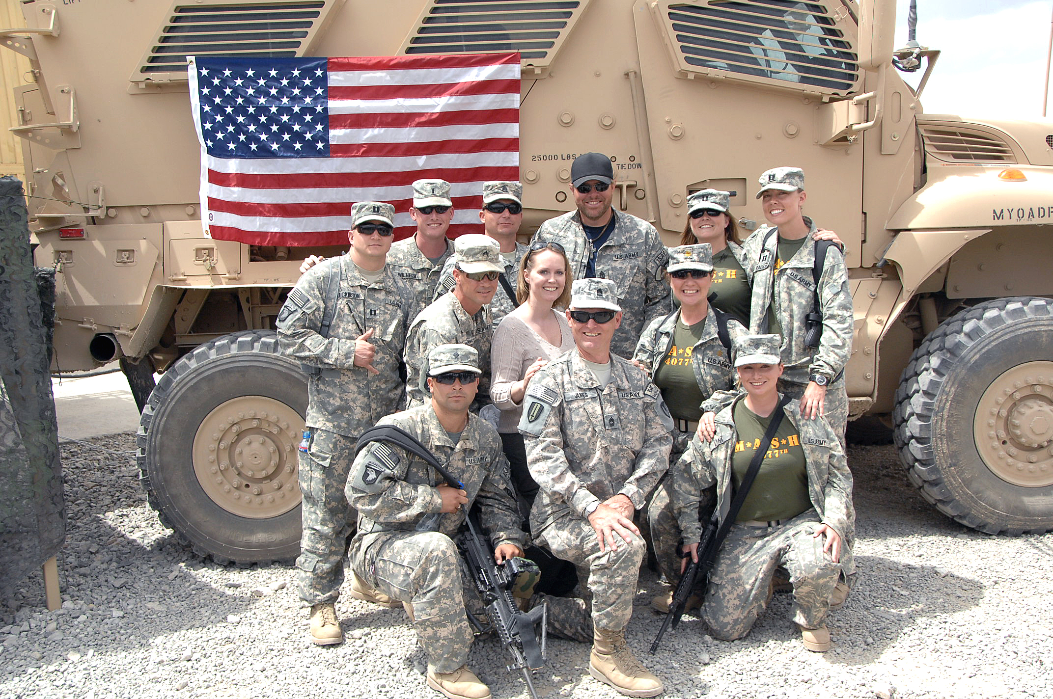 Toby Keith poses with U.S. Army soldiers for a group photo after his