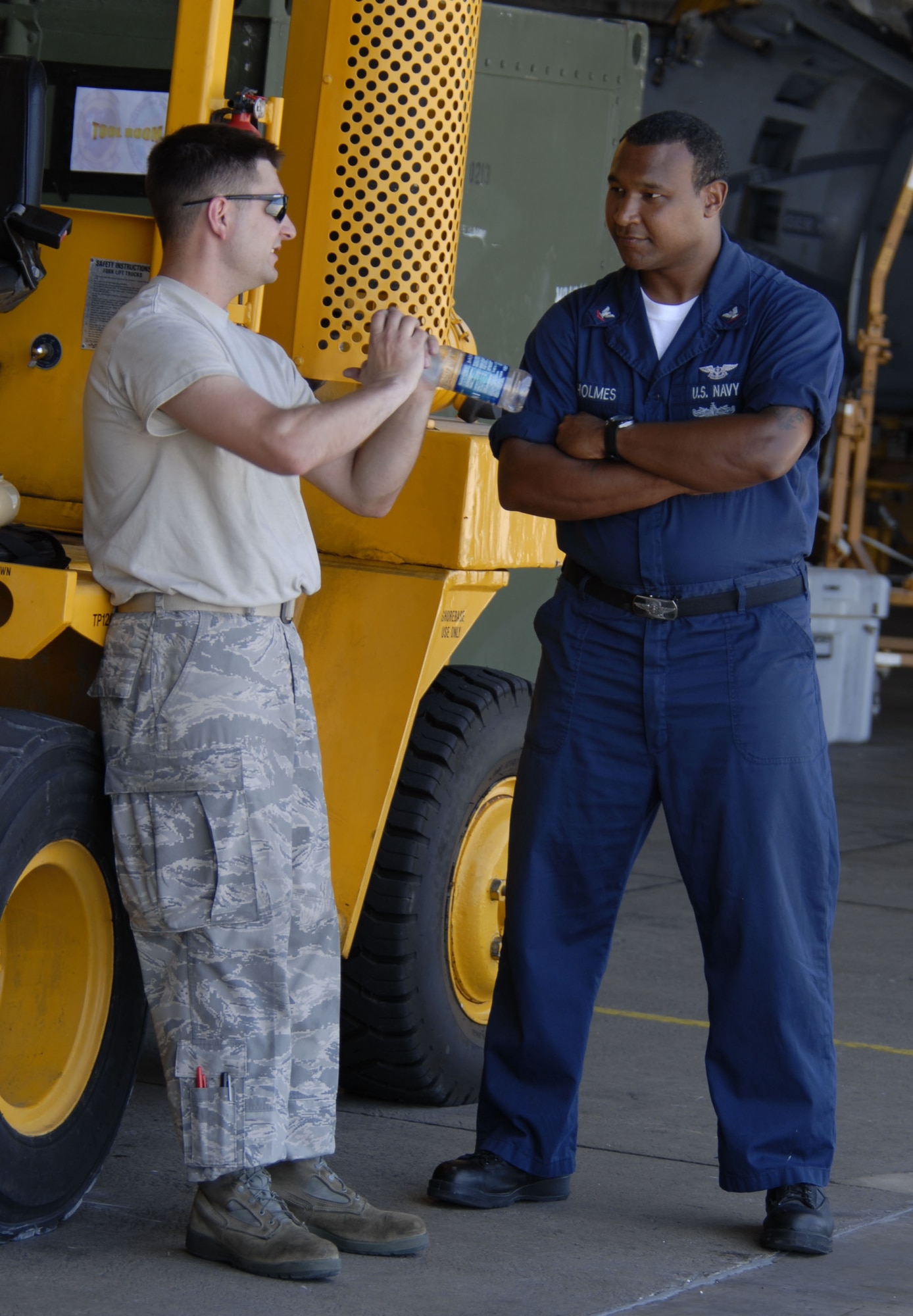 Staff Sgt. David Bizefski, an F-16 Fighting Falcon crew chief from the Wisconsin Air National Guard's 115th Fighter Wing in Madison, and Petty Officer 3rd Class Sammy Holmes, an aviation administration specialist from Strike Fighter Squadron 2, Naval Air Station Lemoore, Calif., share experiences during a two-week air-to-air combat skills training exercise at NAS Key West, Fla.  (U.S. Air Force photo/Tech. Sgt. Don Nelson)
