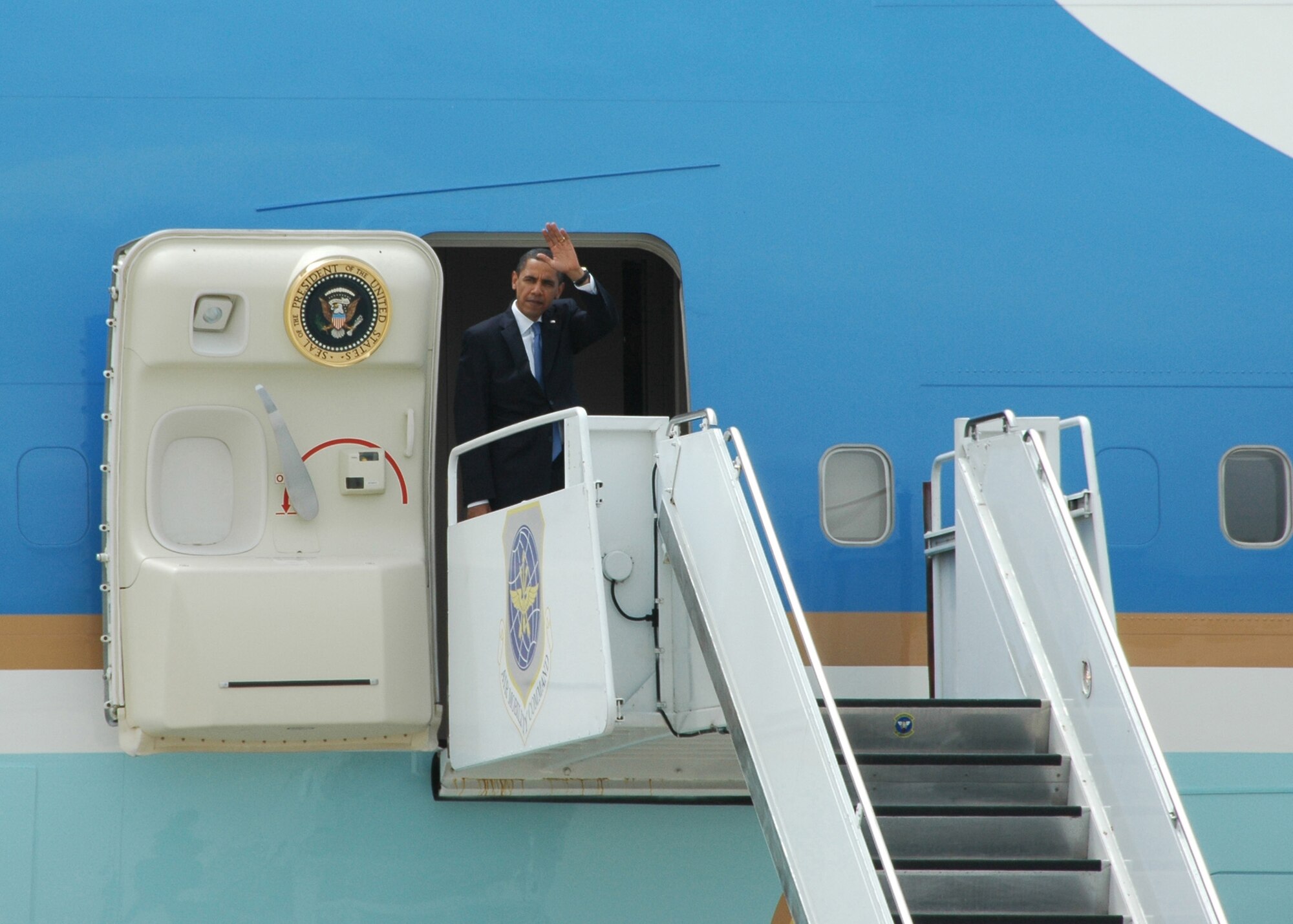 President Barack Obama waves from the door of Air Force One to members of the 131st Fighter Wing, Missouri Air National Guard, at Lambert-Saint Louis International Airport on April 29.  President Obama marked his 100th day in office with a Town Hall Meeting in Arnold, a surburb of Saint Louis, earlier that day. (U.S. Air Force Photo by Master Sergeant Mary-Dale Amison)  (RELEASED)