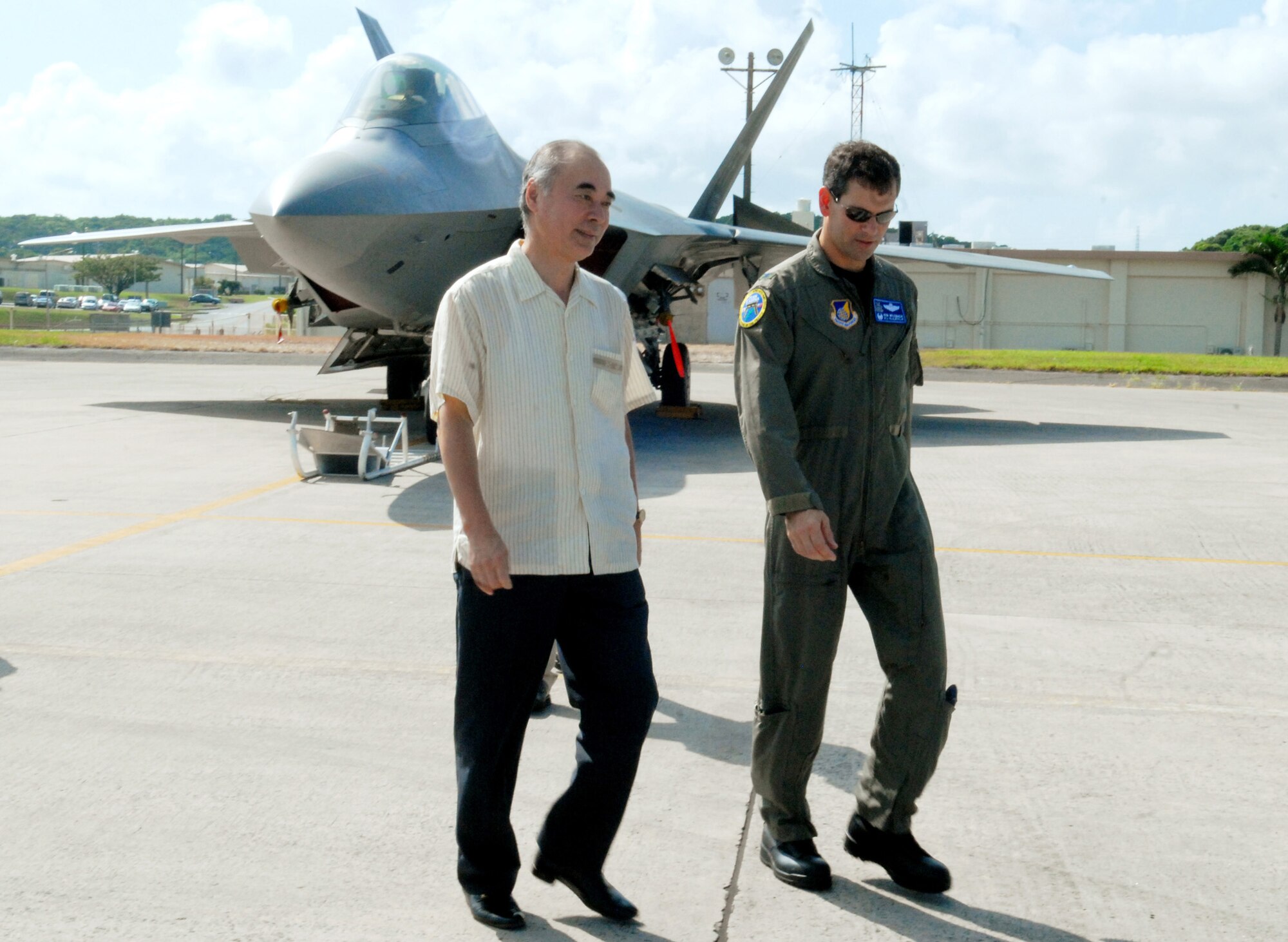 Japanese Ambassador, Sumio Tarui, receives a tour of an F-22 Raptor by Col. Kenneth Wilsbach, 18th Wing commander, during a visit to Kadena Air Base, July 31.
(U.S. Air Force photo/Tech. Sgt. Angelique Perez) 