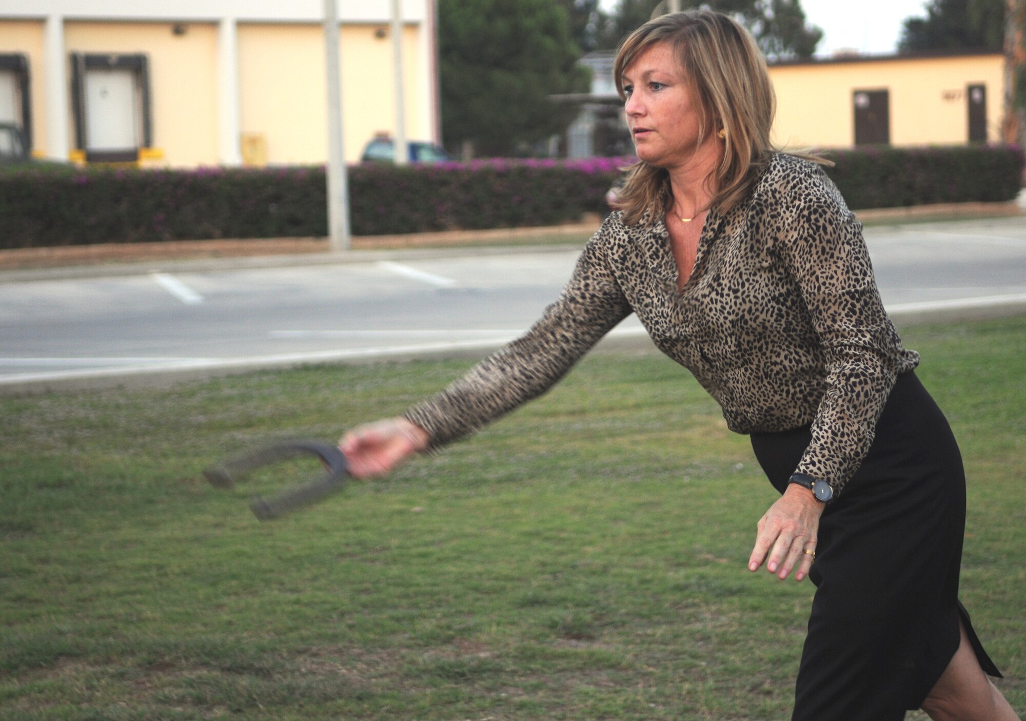 Sue Schwarten, the Hodja Inn manager, attempts to earn a “ringer” during a horseshoe tournament Thursday, July 30, 2009 at the consolidated club, Incirlik Air Base, Turkey. Eight people participated in the tourney that was hosted by the club. Charlotte Kinser, 39th Force Support Squadron civilian personnel, won the first-place prize of $150. (U.S. Air Force photo/Senior Airman Alex Martinez)