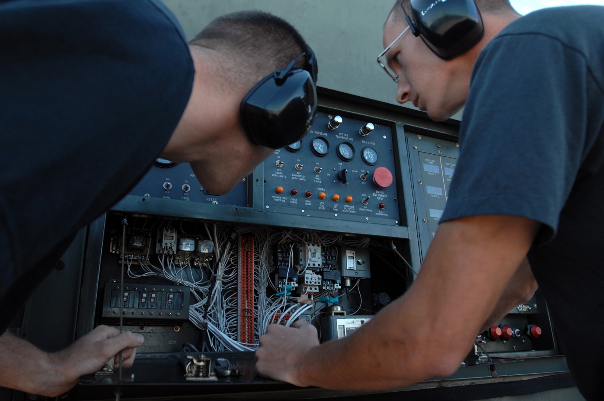 WHITEMAN AIR FORCE BASE, Mo. - Airman 1st Class Richard Temple, 509th Maintenance Squadron Aerospace Ground Equipment Mechanic, trains Airman 1st Class Joseph Fruggiero on performing maintenance on an air condition trailer. AGE mechanics perform anywhere between 40 to 60 hours of maintenance a week in support of the B-2 mission. (U.S. Air Force photo/Senior Airman Kenny Holston)
