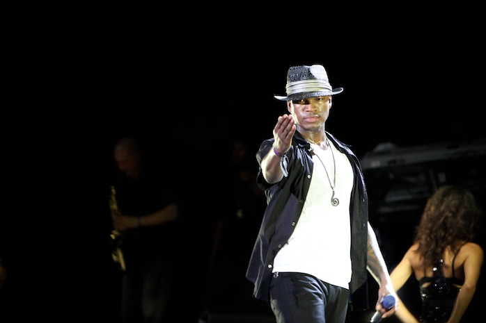Neyo reaches out to his fans while performing at Summer Sonic Music Festival held from Aug. 7-9 in Osaka.